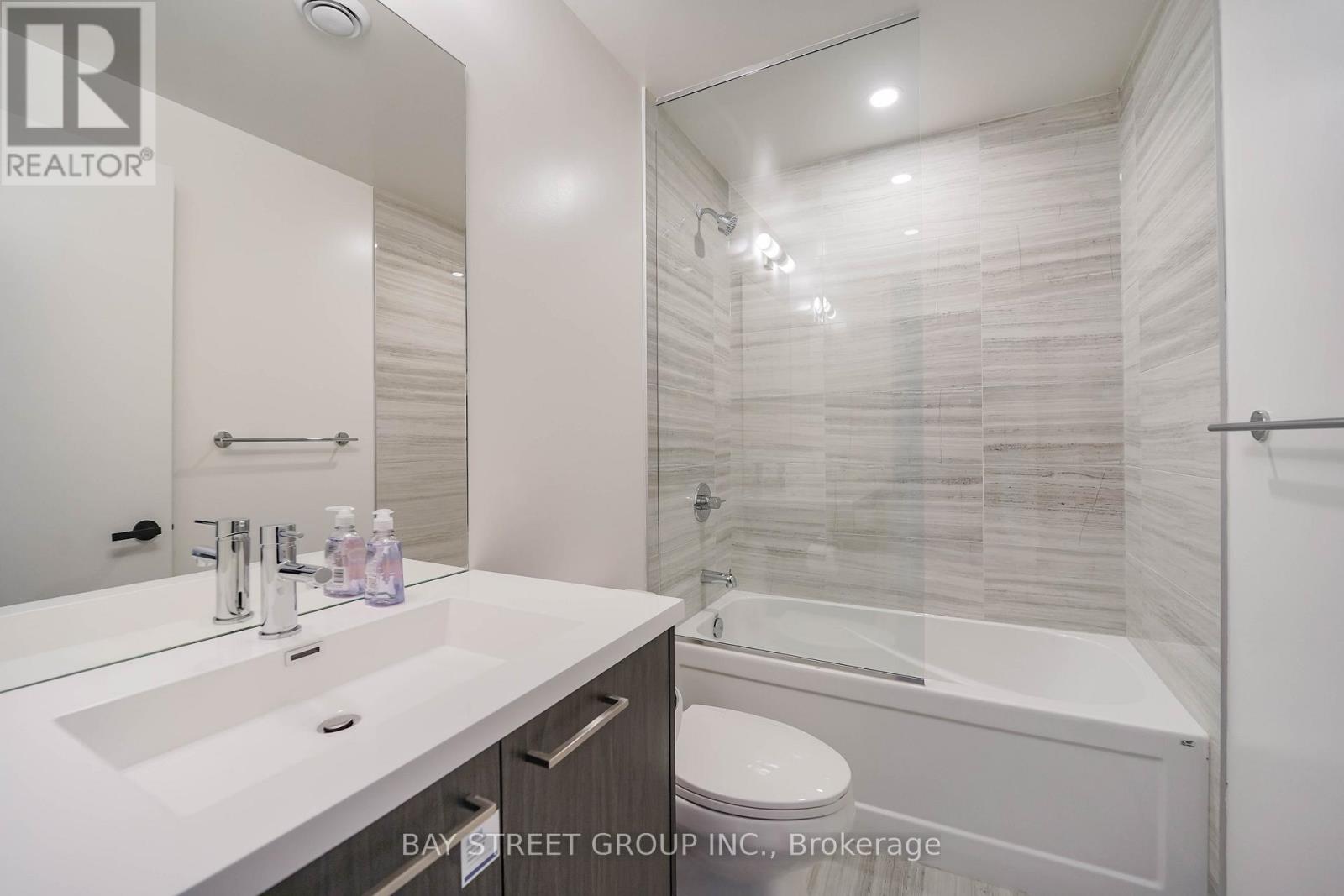Photo 2 of 4109 28 Interchange Way, Vaughan ON