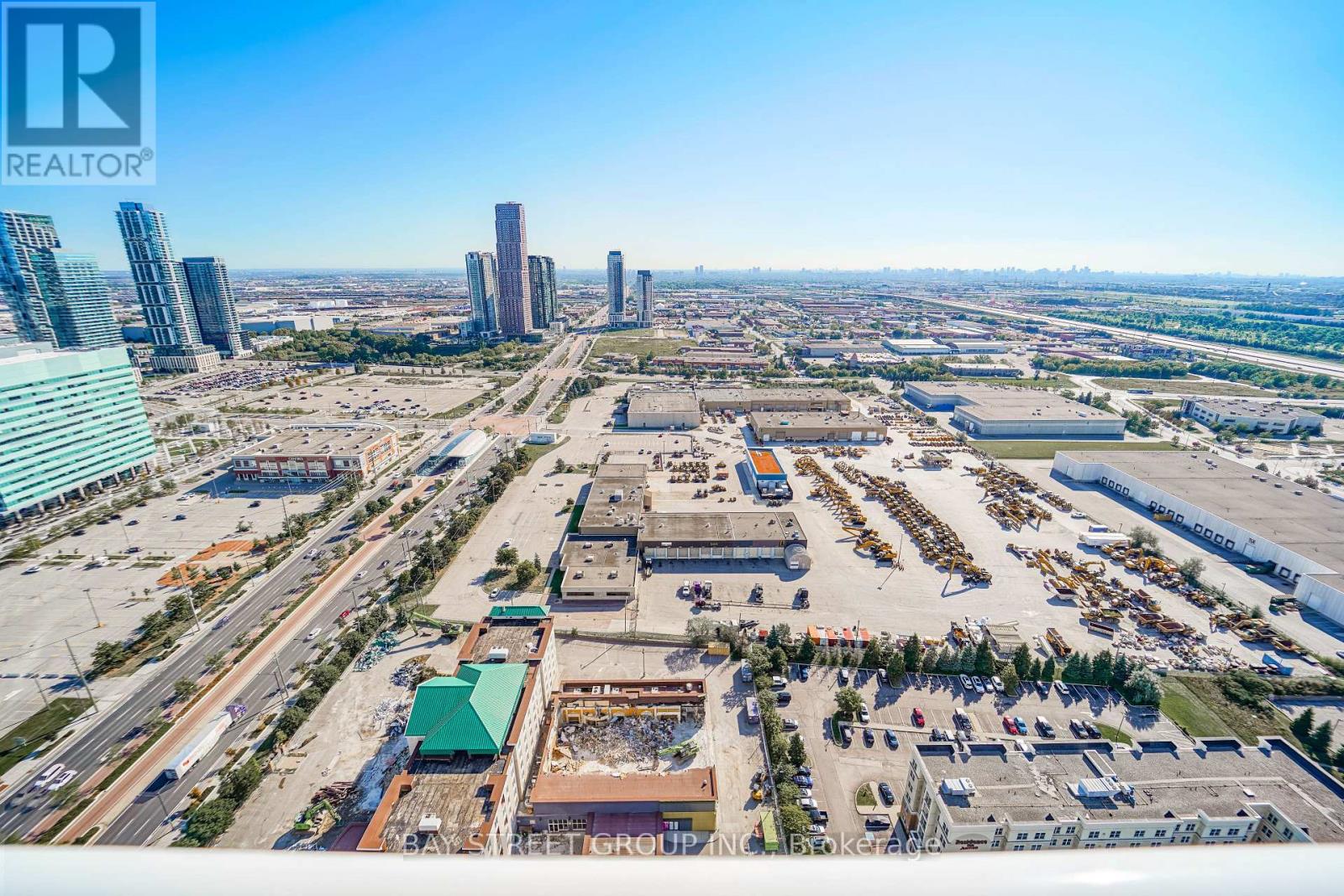Photo 26 of 4109 28 Interchange Way, Vaughan ON