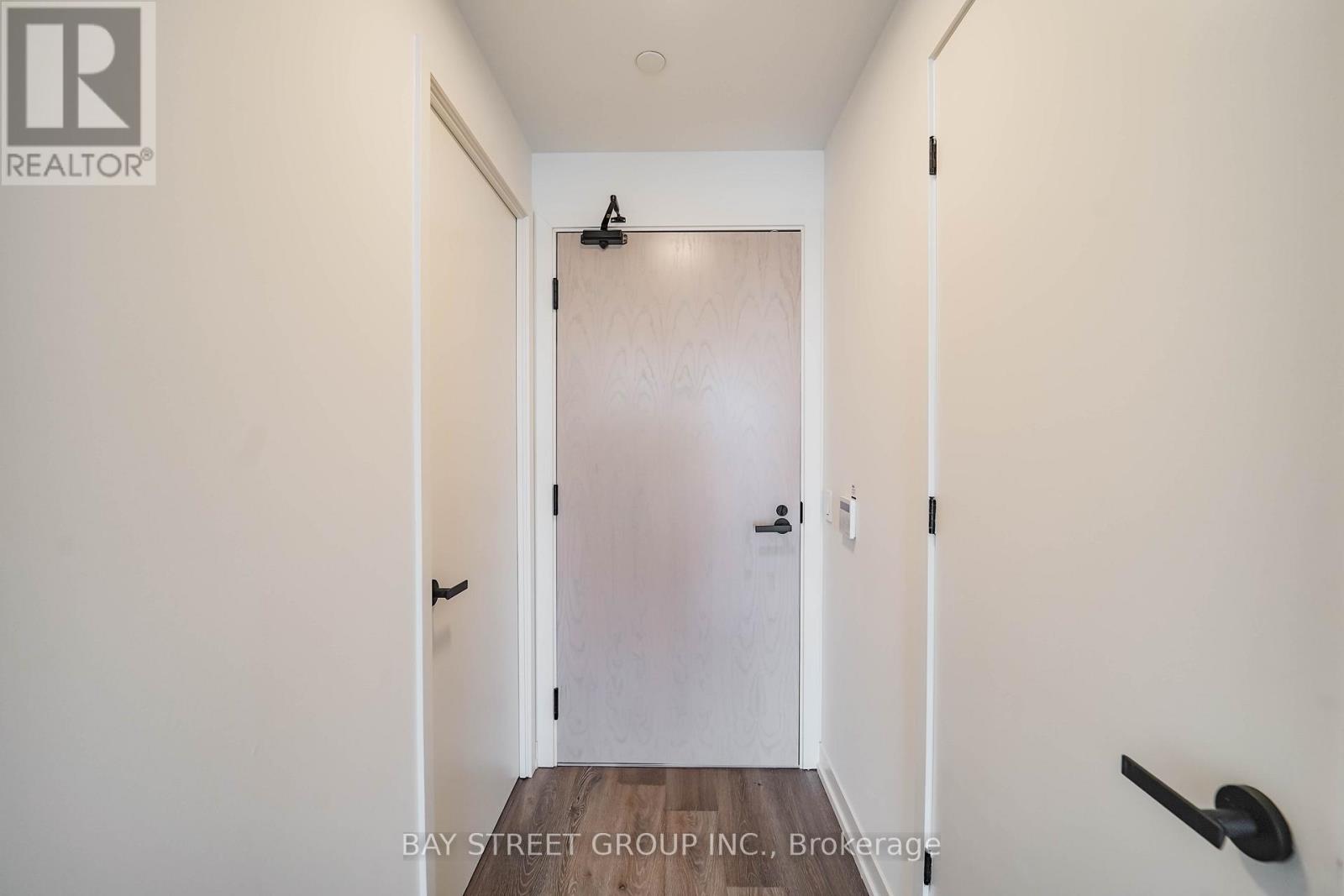 Photo 3 of 4109 28 Interchange Way, Vaughan ON