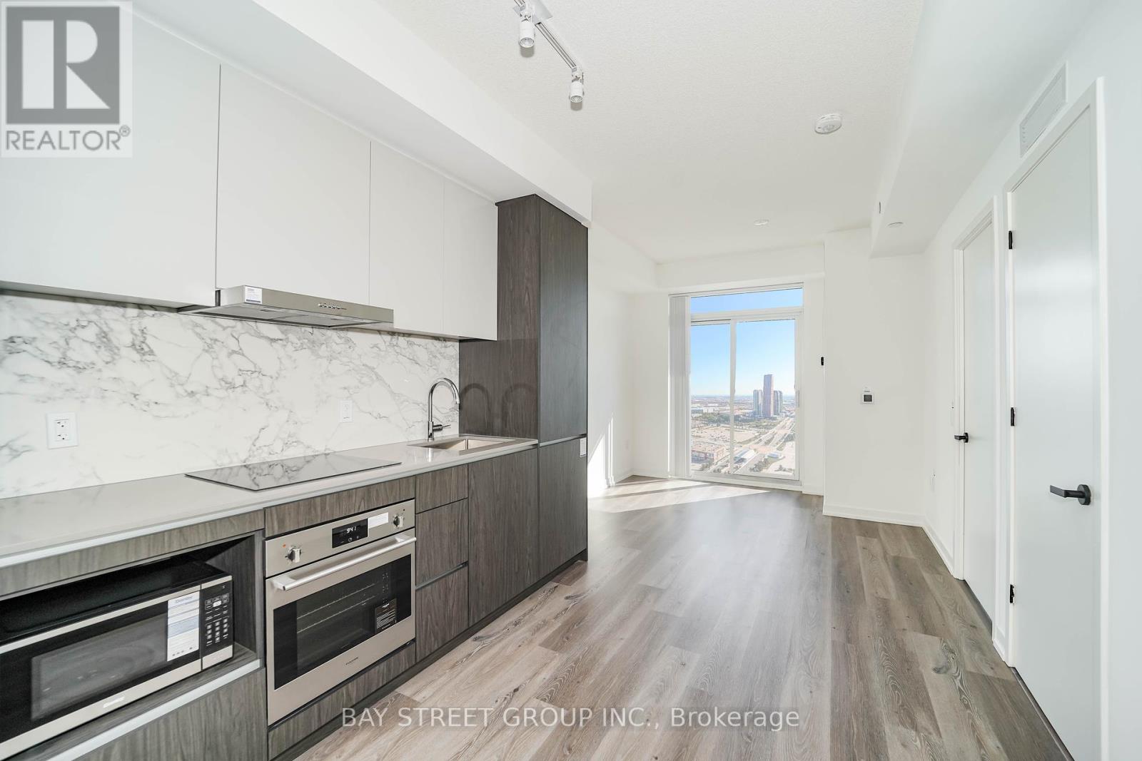 Photo 4 of 4109 28 Interchange Way, Vaughan ON