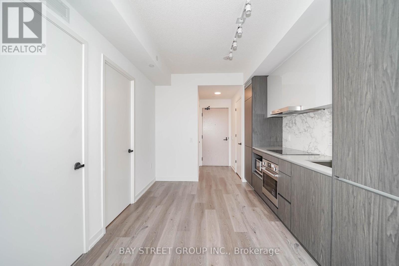Photo 5 of 4109 28 Interchange Way, Vaughan ON