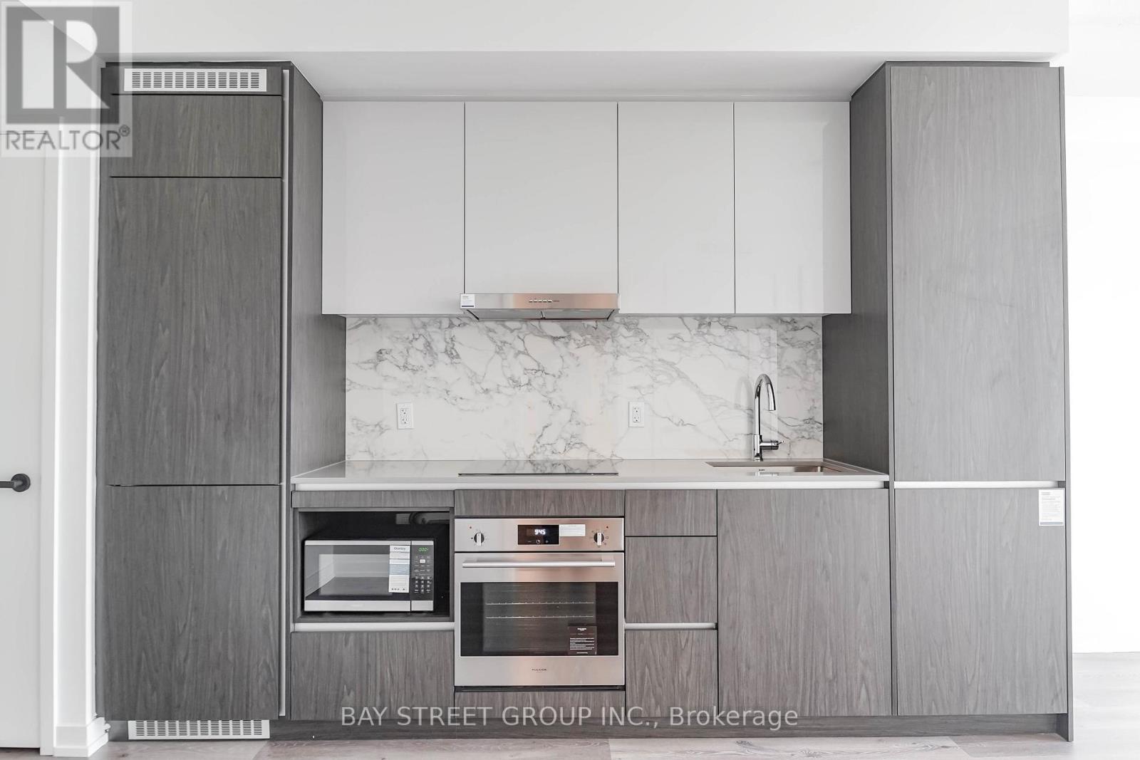 Photo 7 of 4109 28 Interchange Way, Vaughan ON