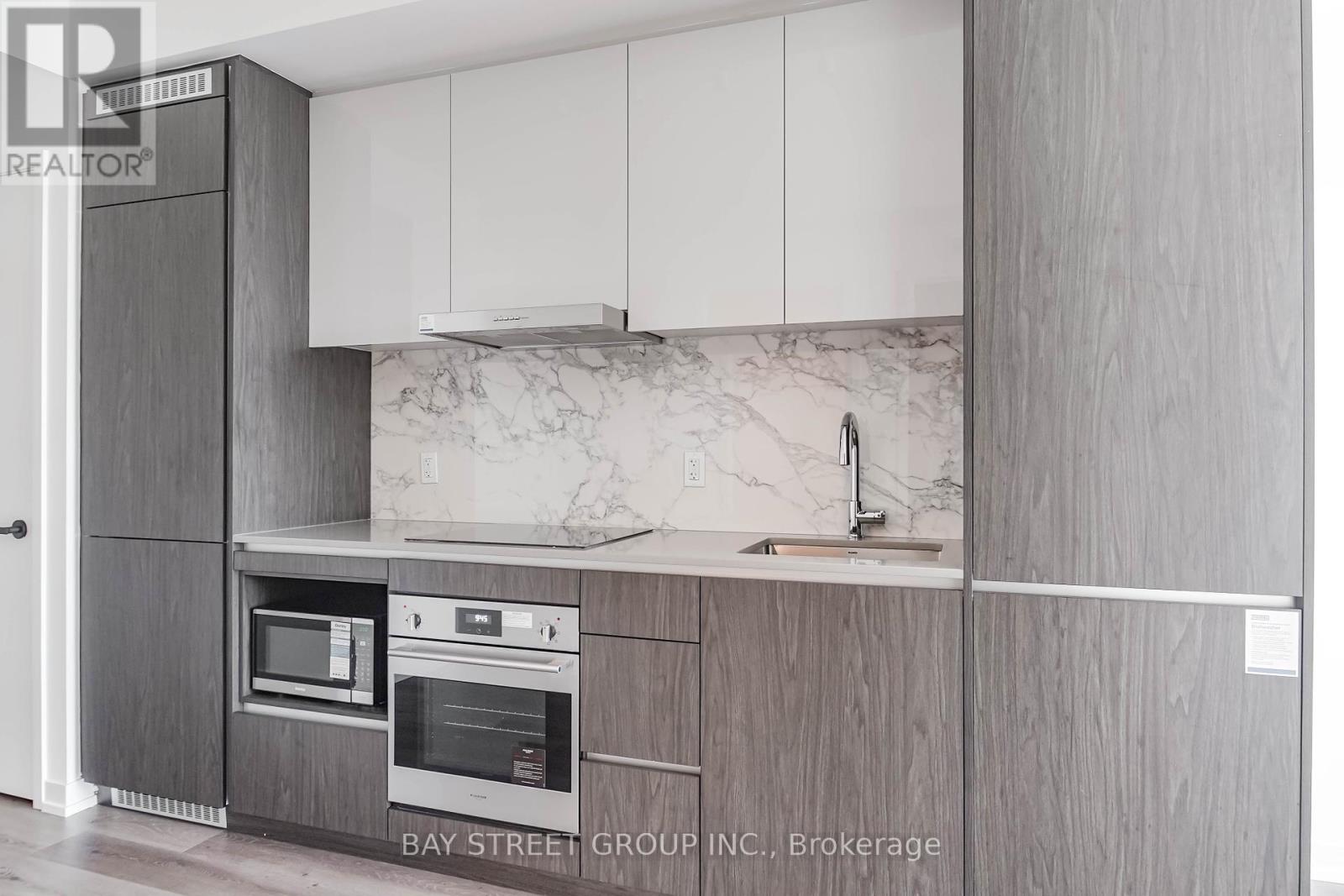 Photo 8 of 4109 28 Interchange Way, Vaughan ON