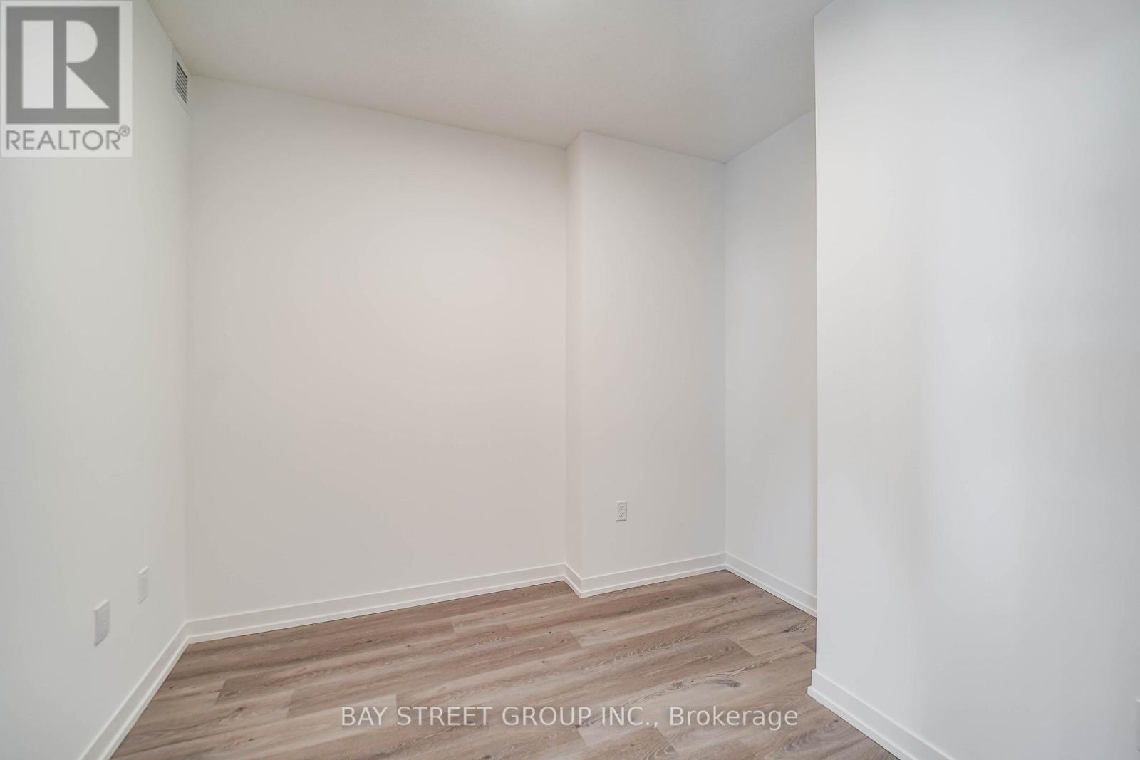 Photo 9 of 4109 28 Interchange Way, Vaughan ON