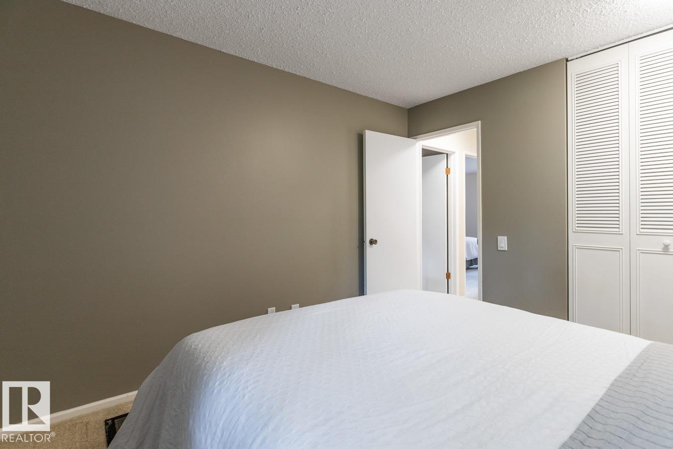 Photo 19 of 90 Hearthstone Nw, Edmonton AB