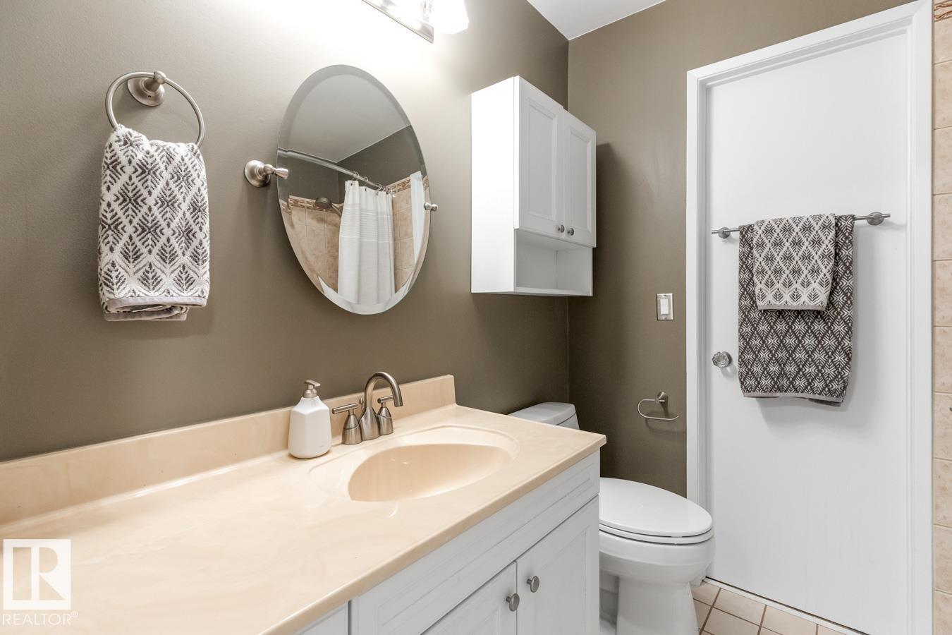 Photo 22 of 90 Hearthstone Nw, Edmonton AB