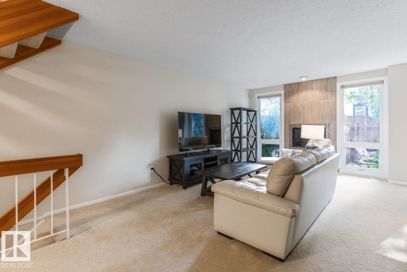 Photo 4 of 90 Hearthstone Nw, Edmonton AB