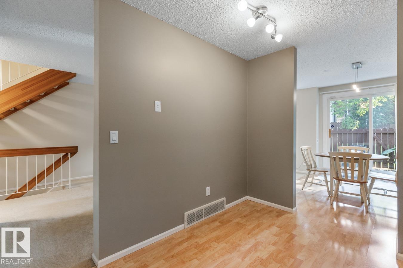 Photo 8 of 90 Hearthstone Nw, Edmonton AB
