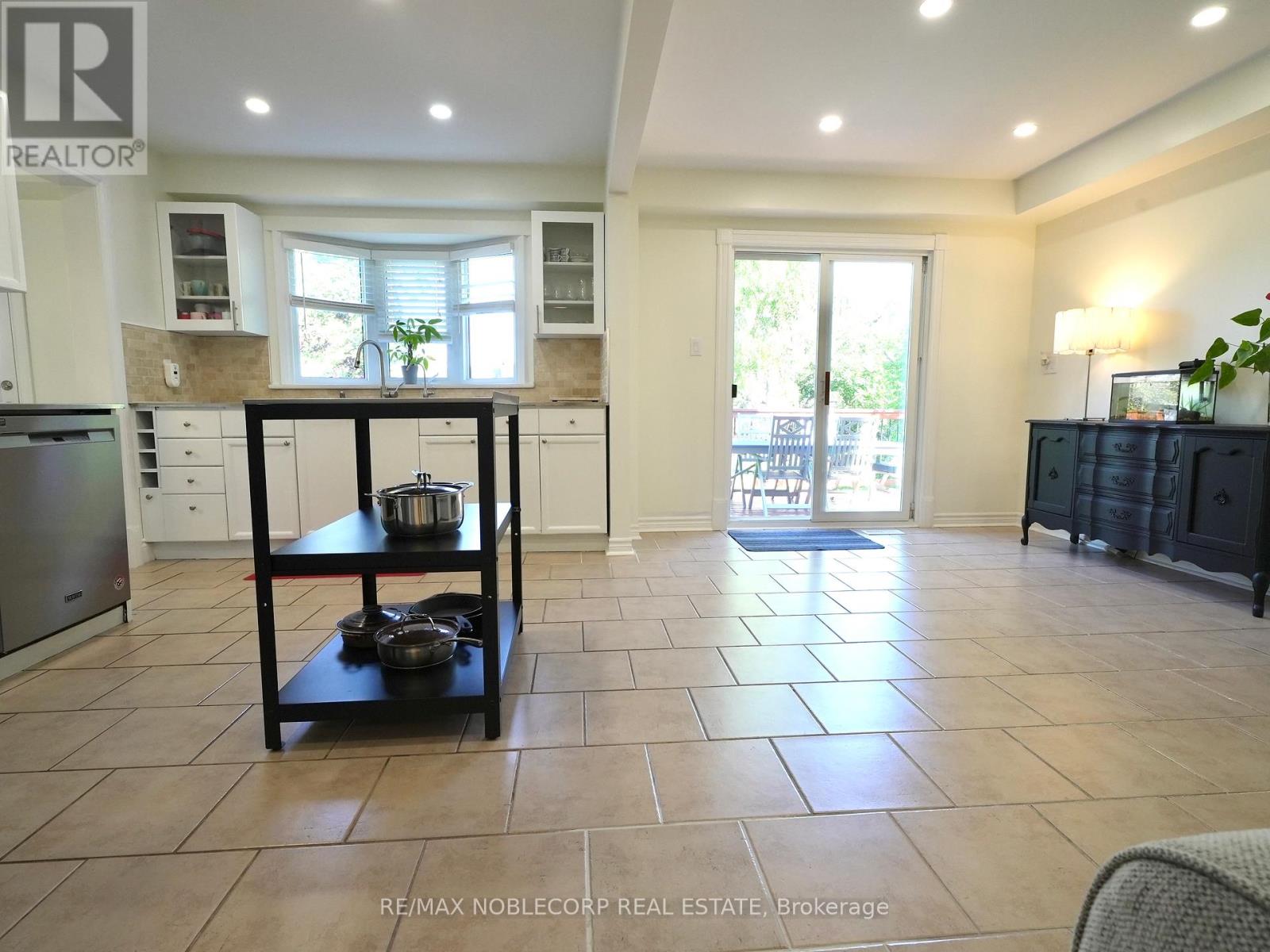 Photo 19 of 62 Oshaughnessy Crescent, Barrie ON