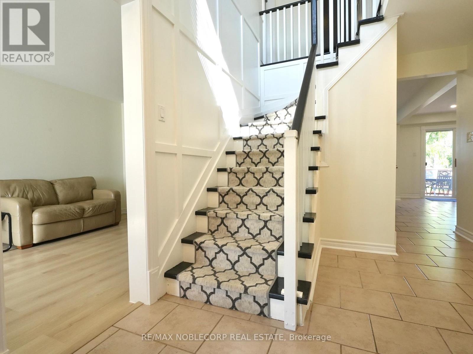 Photo 7 of 62 Oshaughnessy Crescent, Barrie ON