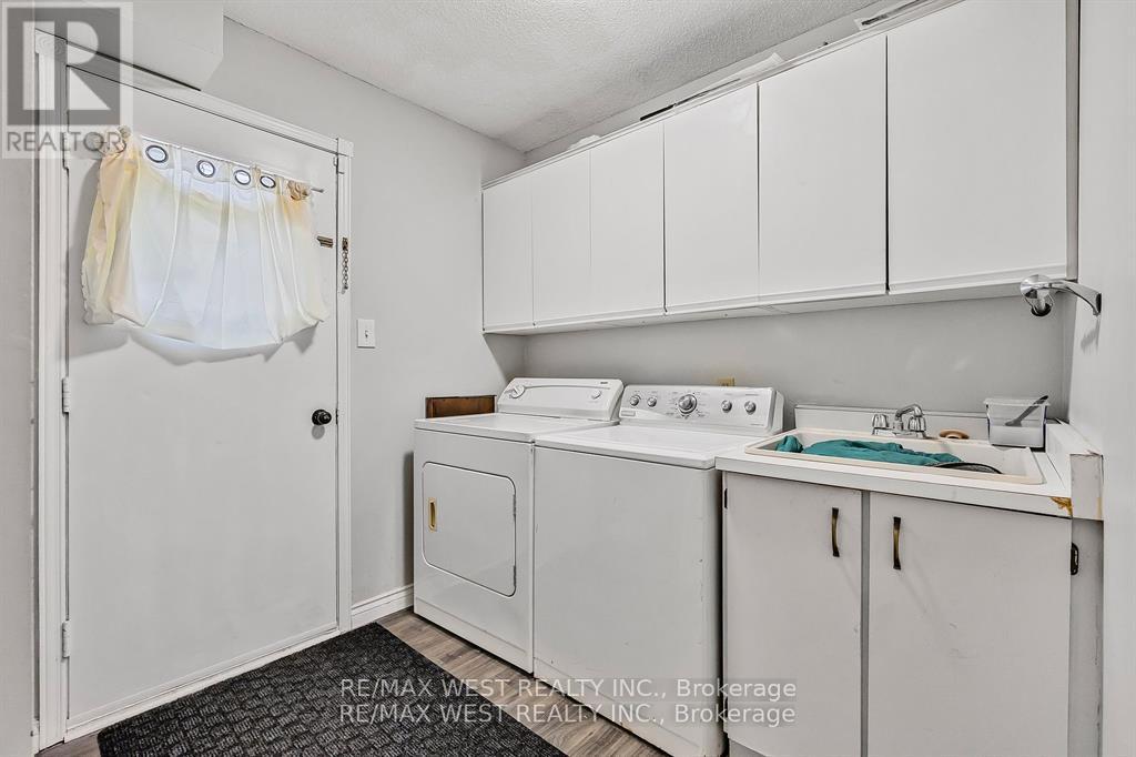 Photo 13 of 230 Browning Crescent, Barrie ON