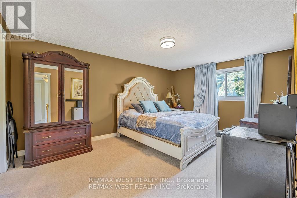 Photo 15 of 230 Browning Crescent, Barrie ON