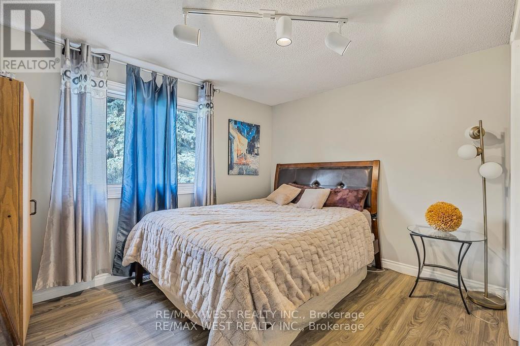 Photo 17 of 230 Browning Crescent, Barrie ON