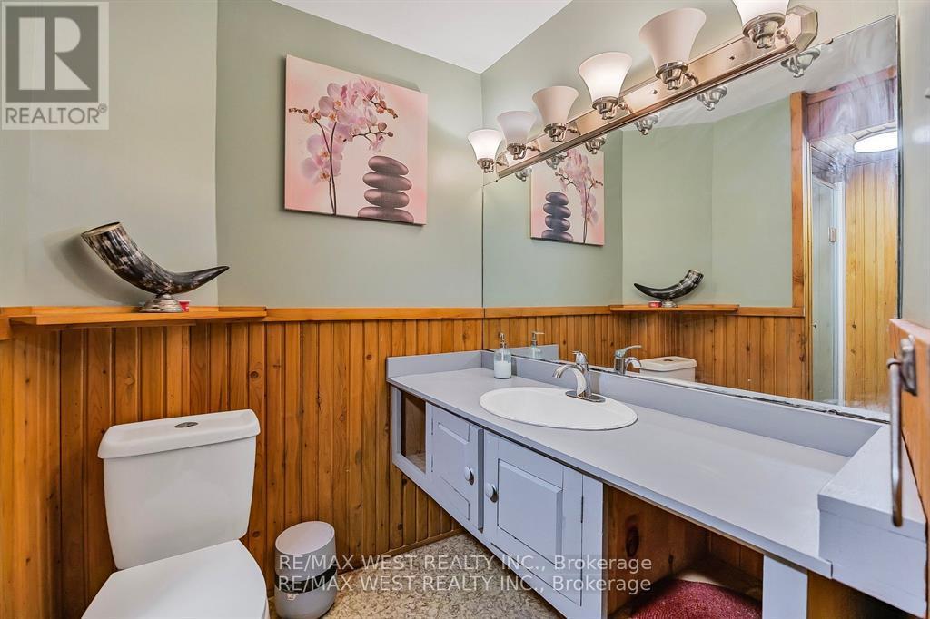 Photo 24 of 230 Browning Crescent, Barrie ON