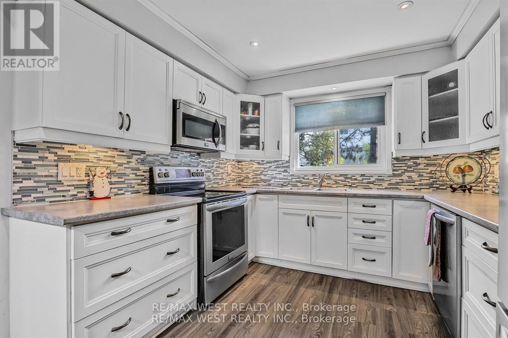 Photo 8 of 230 Browning Crescent, Barrie ON