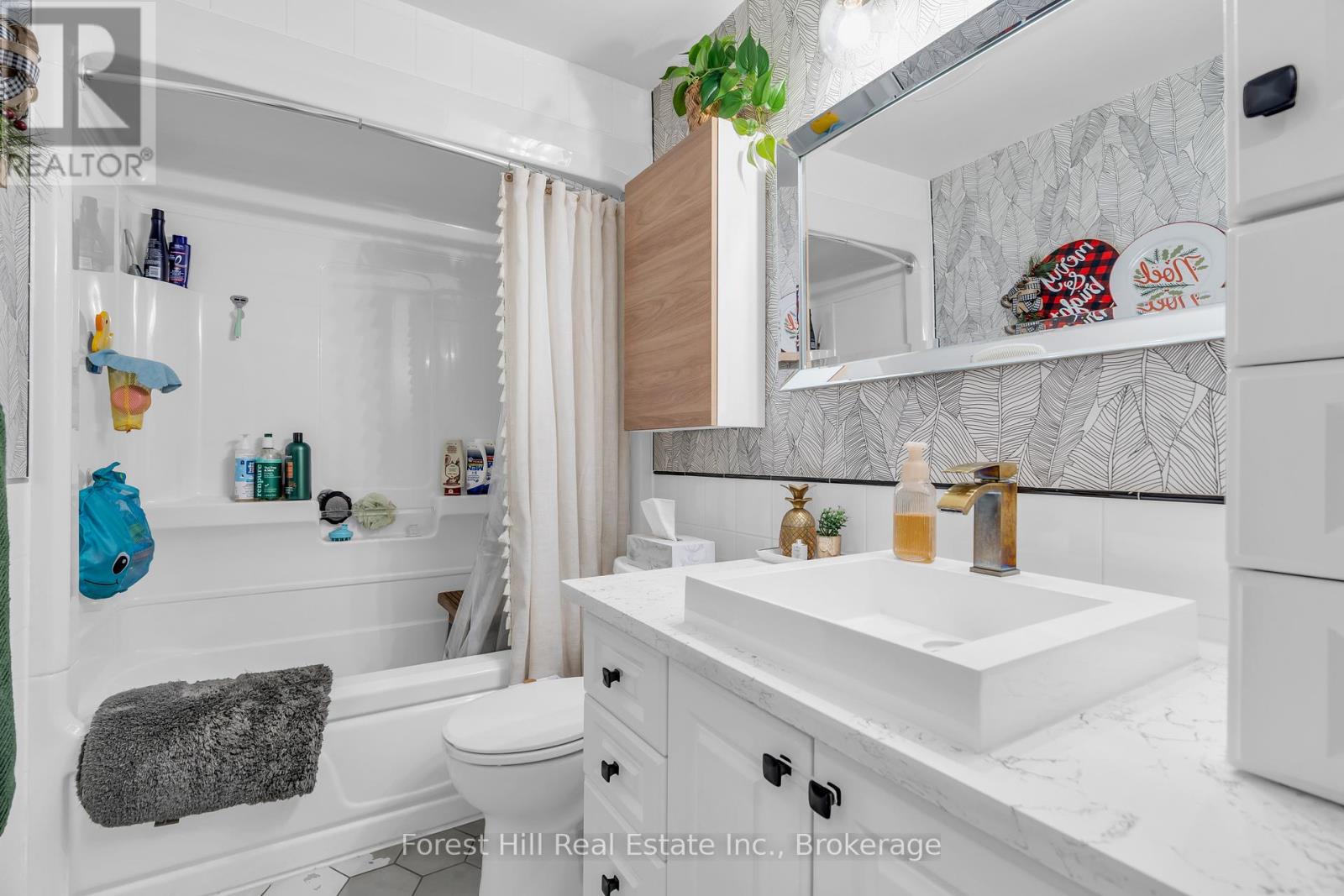 Photo 19 of 130 Pepperwood Crescent, Kitchener ON