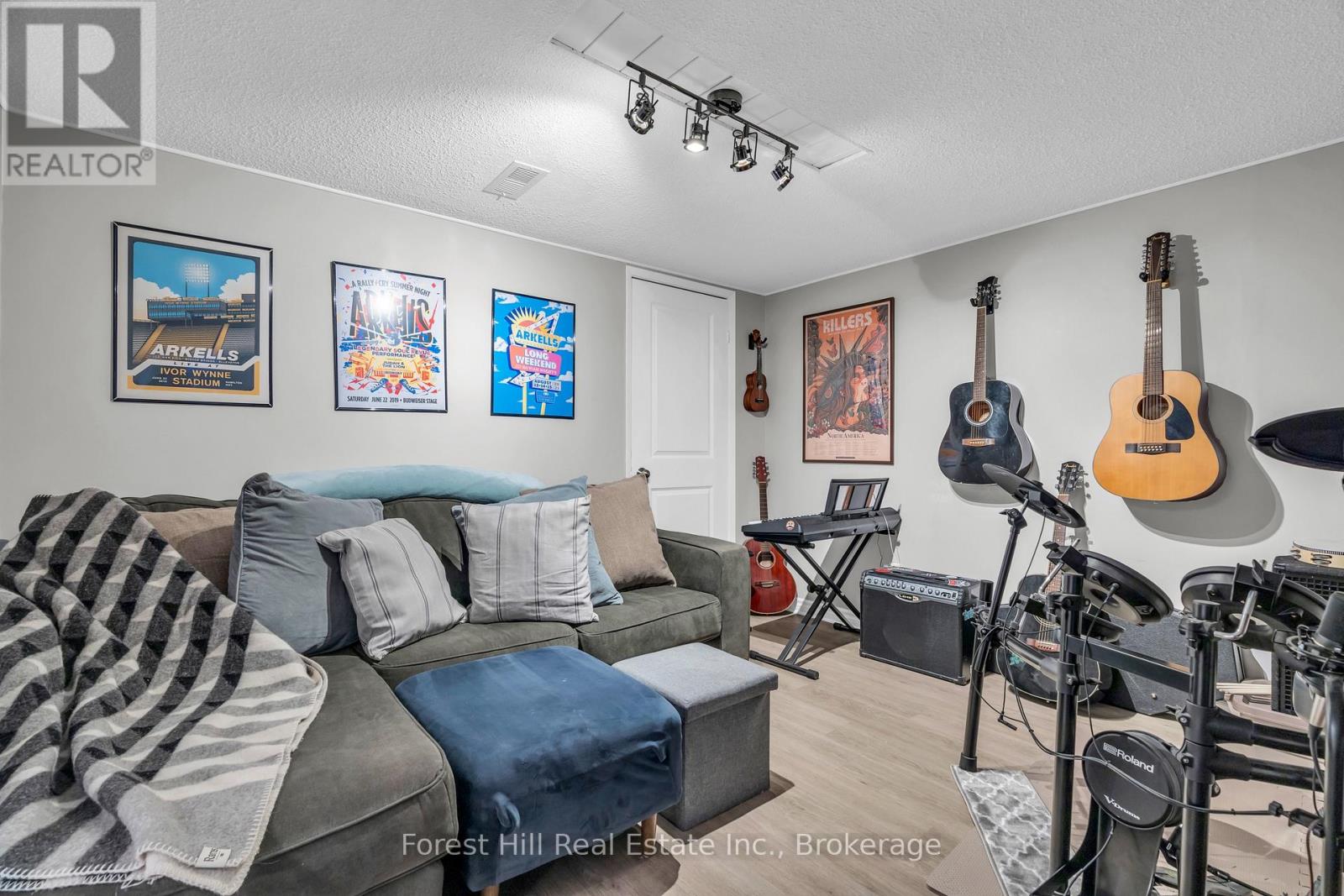 Photo 29 of 130 Pepperwood Crescent, Kitchener ON