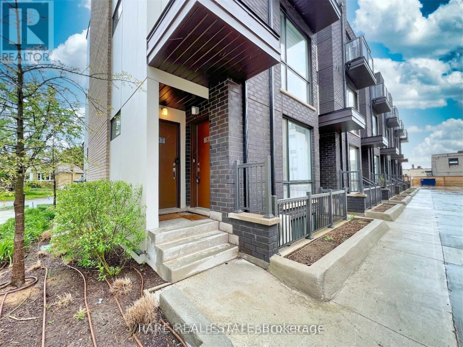 Photo 1 of 38 26 Fieldway Road N, Toronto ON