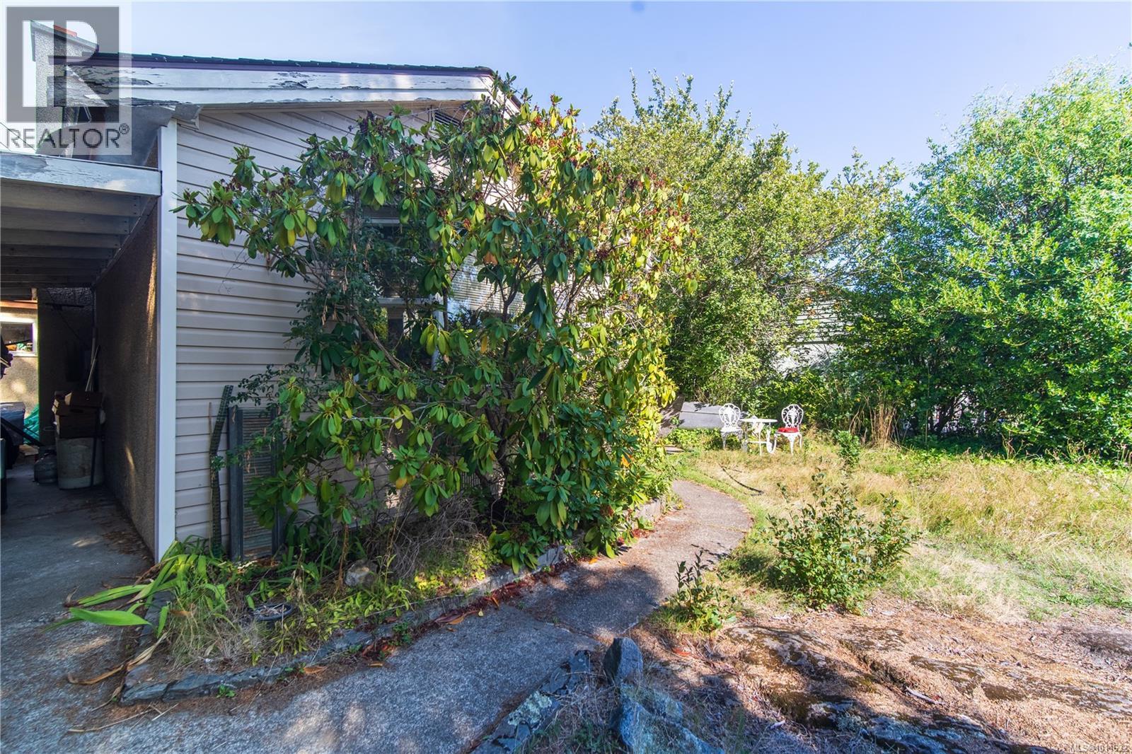 Photo 11 of 508 Davida Ave, Saanich BC