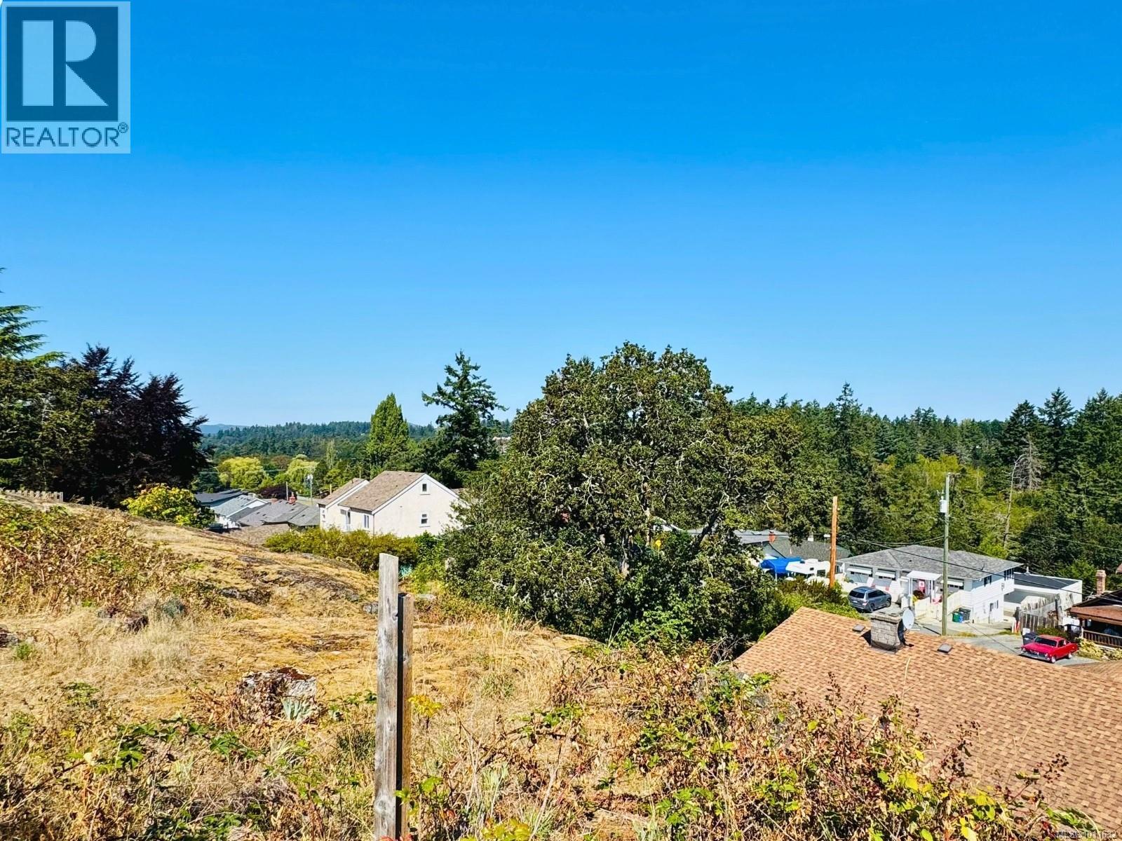 Photo 15 of 508 Davida Ave, Saanich BC