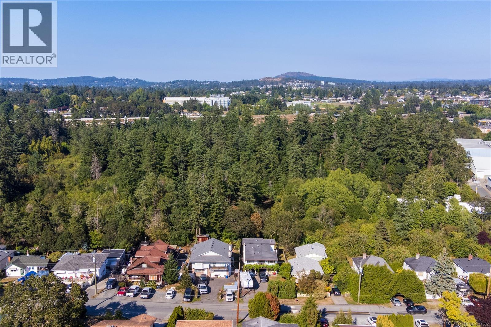 Photo 3 of 508 Davida Ave, Saanich BC