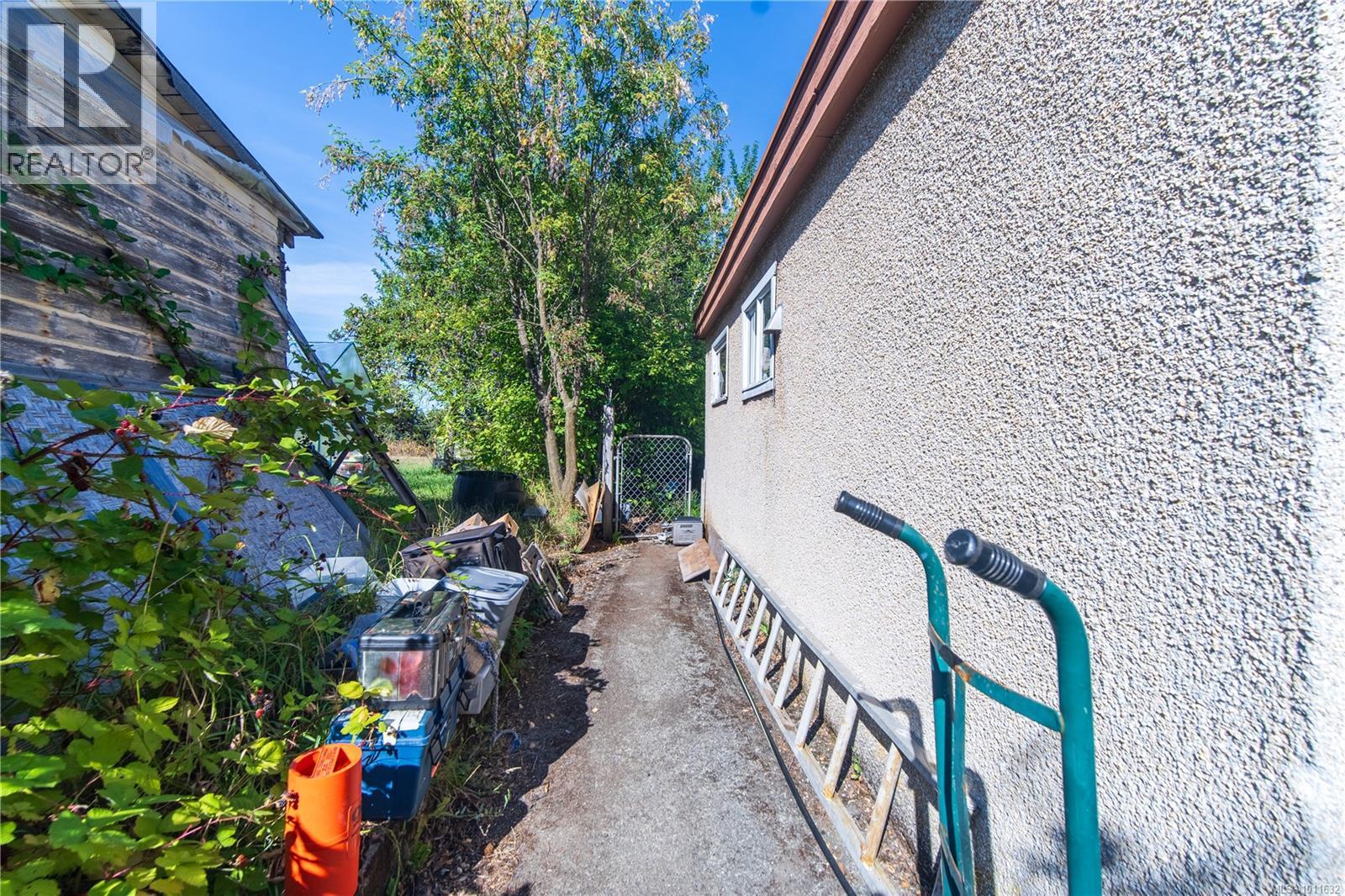Photo 10 of 508 Davida Ave, Saanich BC