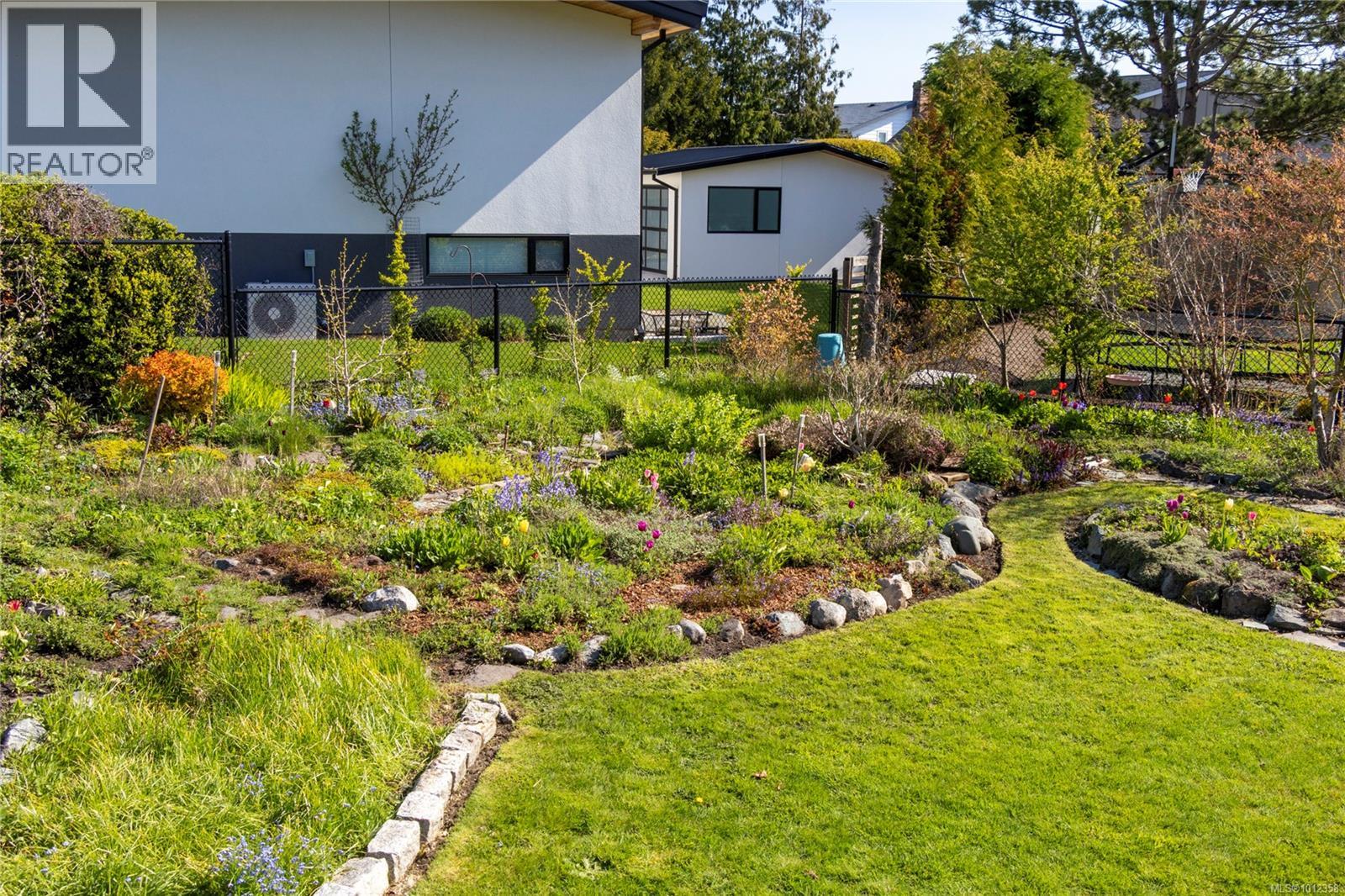 Photo 10 of 2650 Dorset Rd, Oak Bay BC