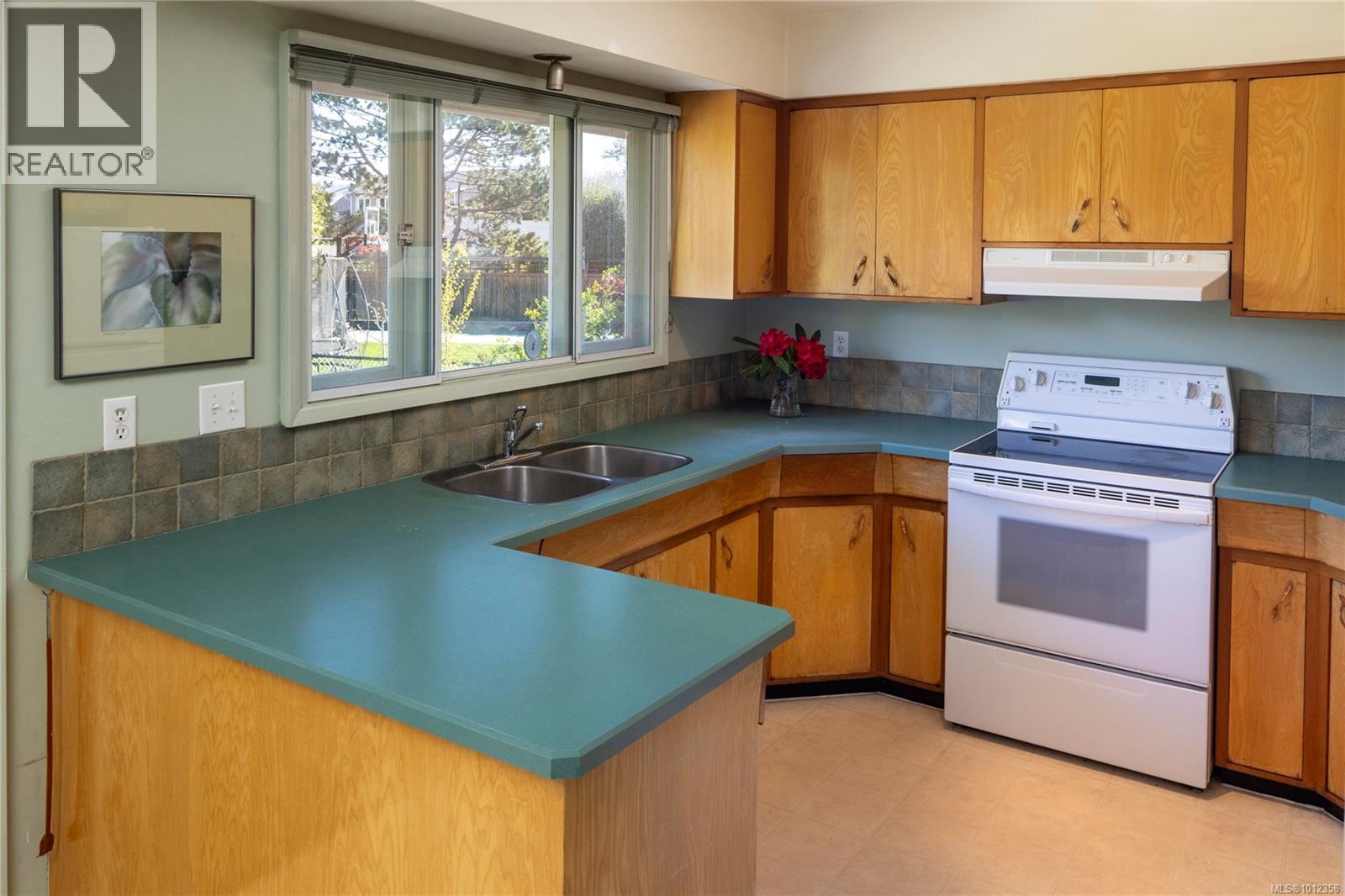Photo 22 of 2650 Dorset Rd, Oak Bay BC