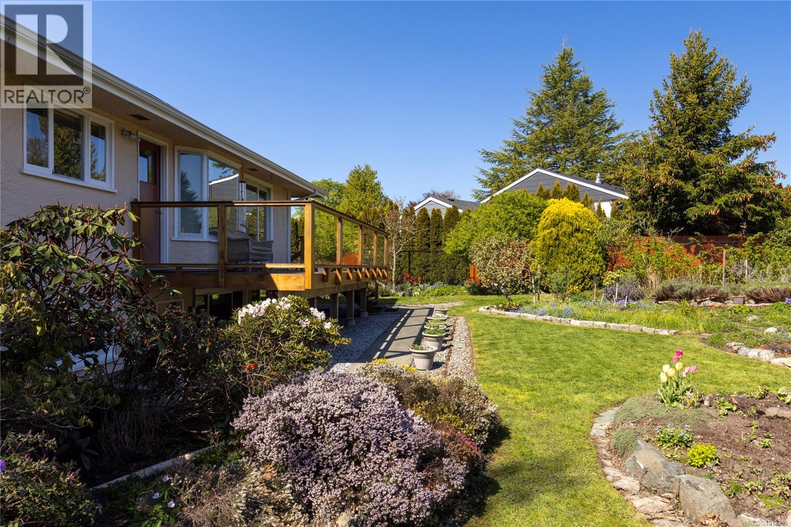 Photo 15 of 2650 Dorset Rd, Oak Bay BC