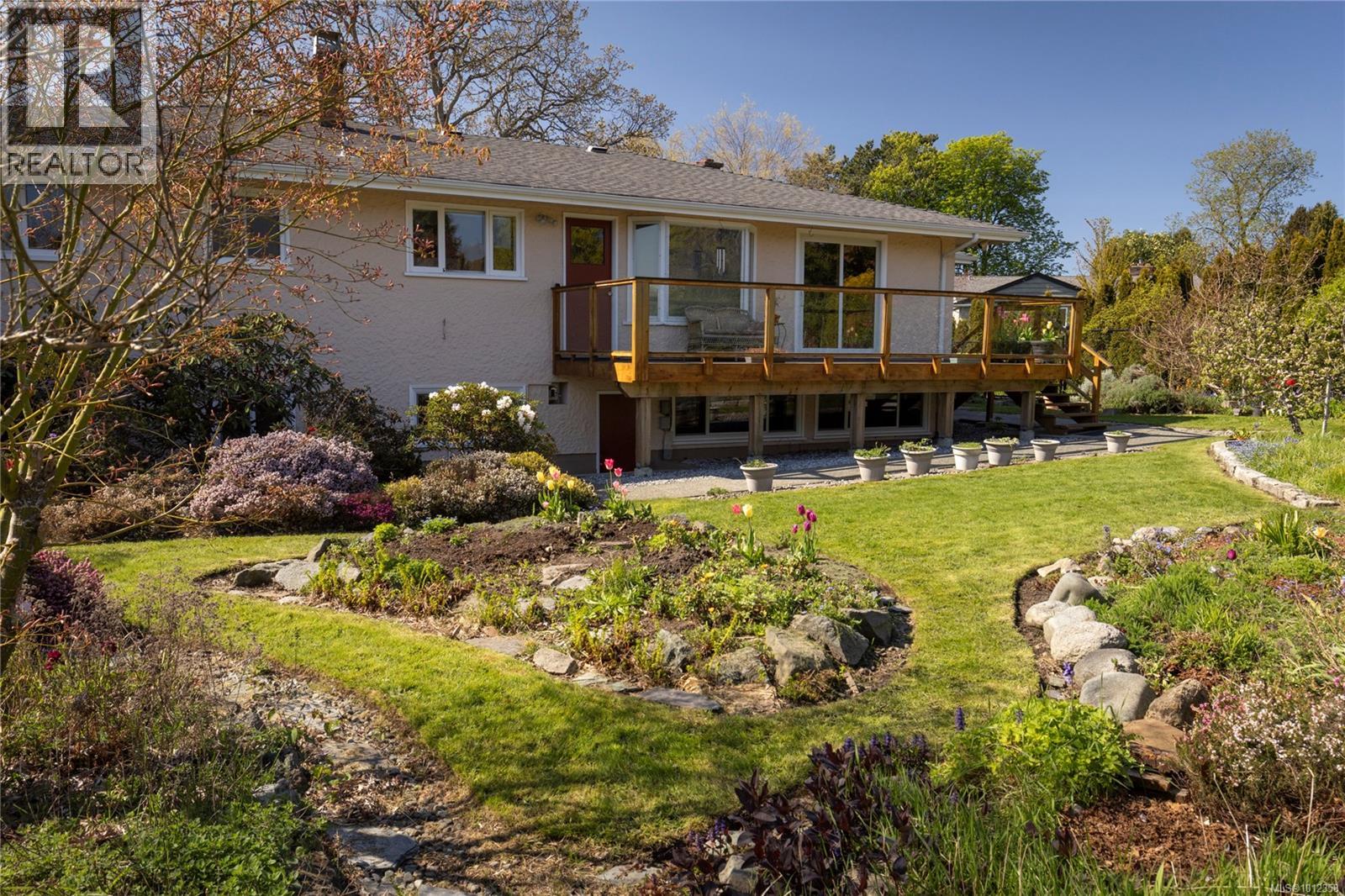 Photo 7 of 2650 Dorset Rd, Oak Bay BC