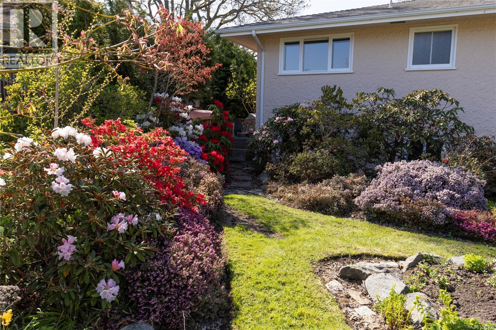 Photo 14 of 2650 Dorset Rd, Oak Bay BC