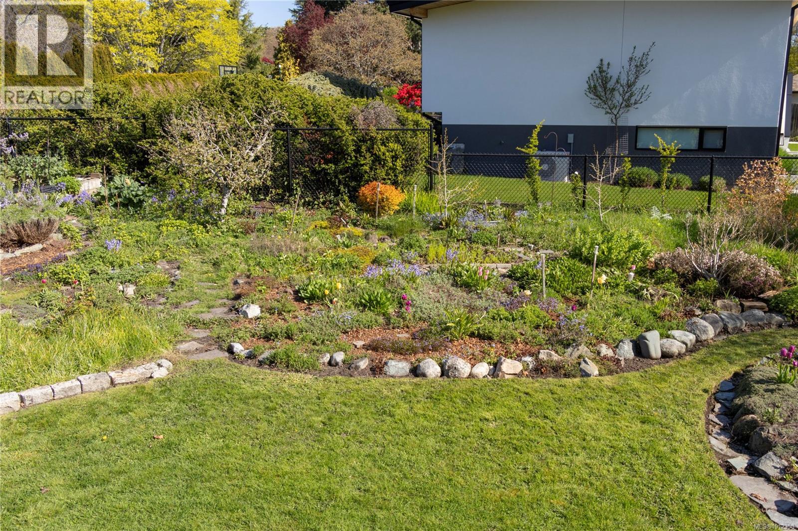 Photo 12 of 2650 Dorset Rd, Oak Bay BC