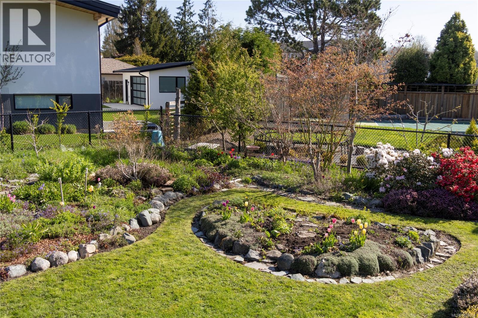 Photo 11 of 2650 Dorset Rd, Oak Bay BC