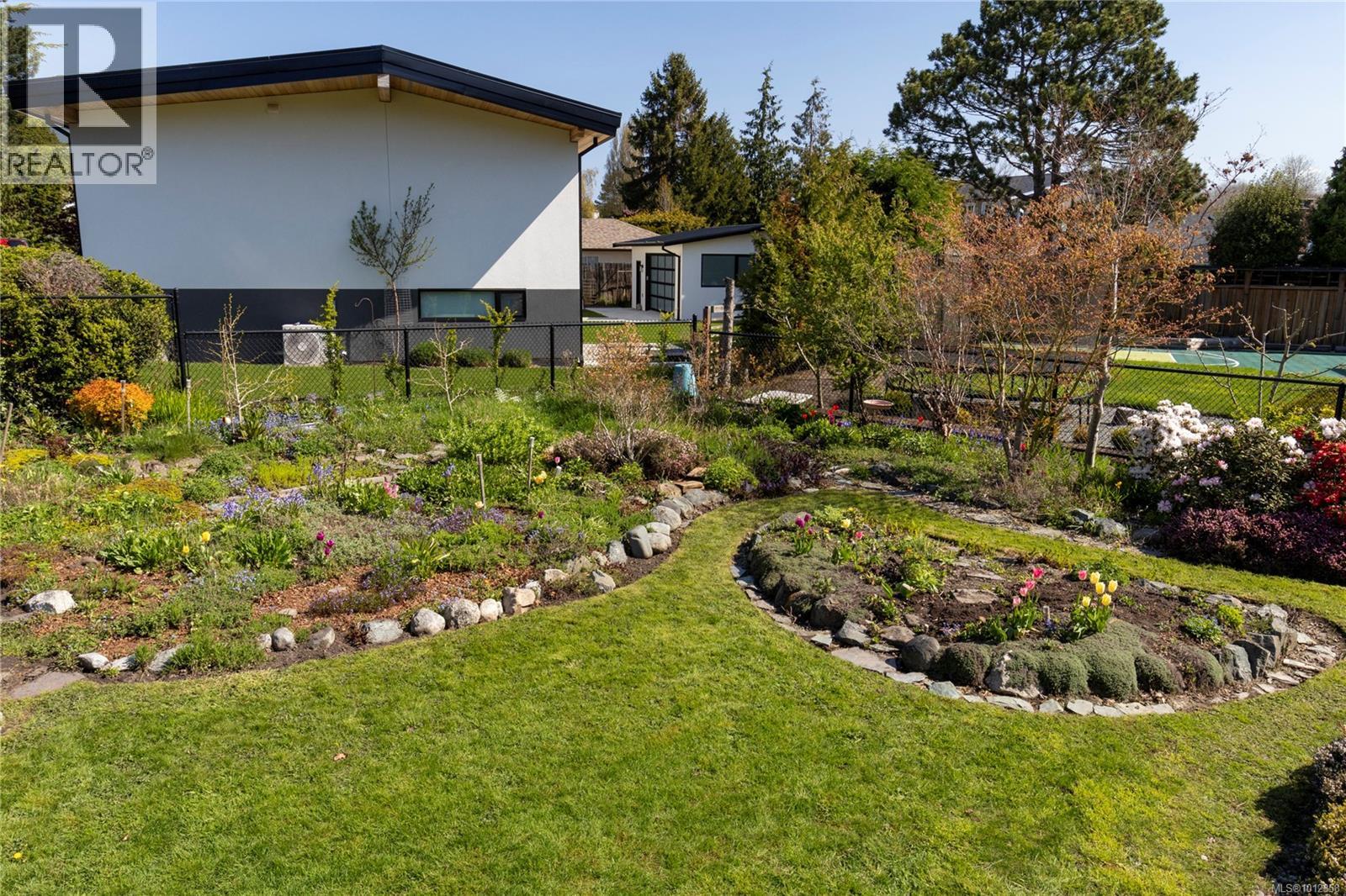 Photo 42 of 2650 Dorset Rd, Oak Bay BC