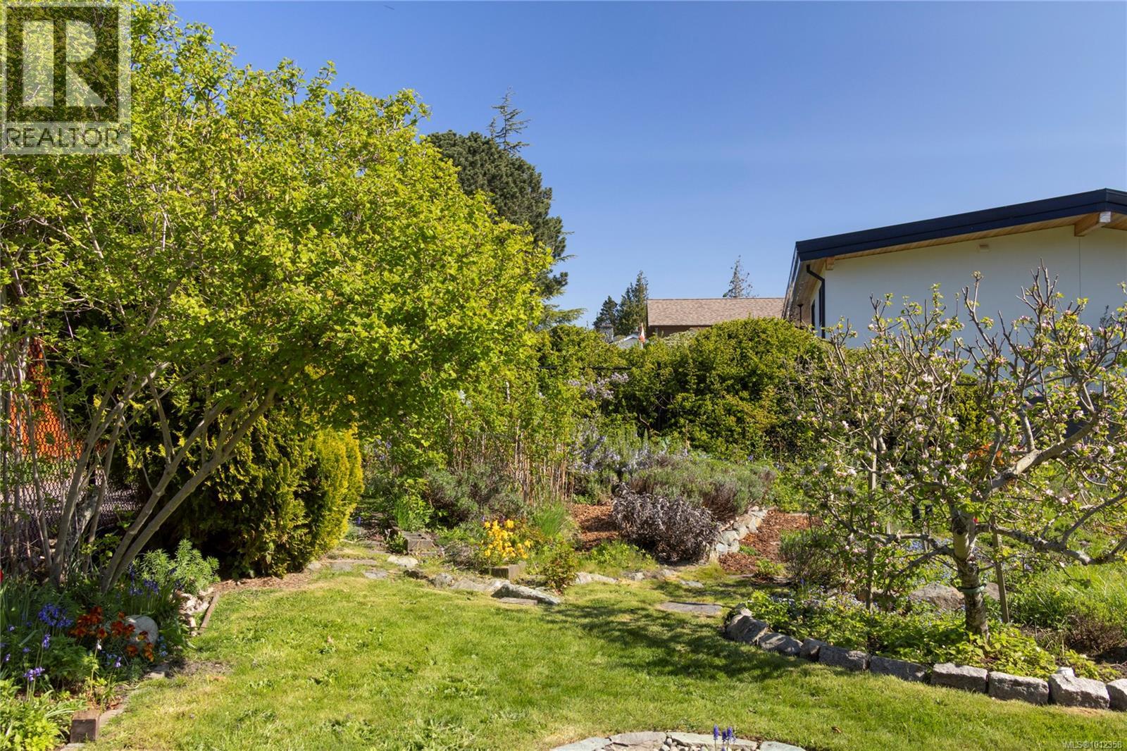 Photo 13 of 2650 Dorset Rd, Oak Bay BC