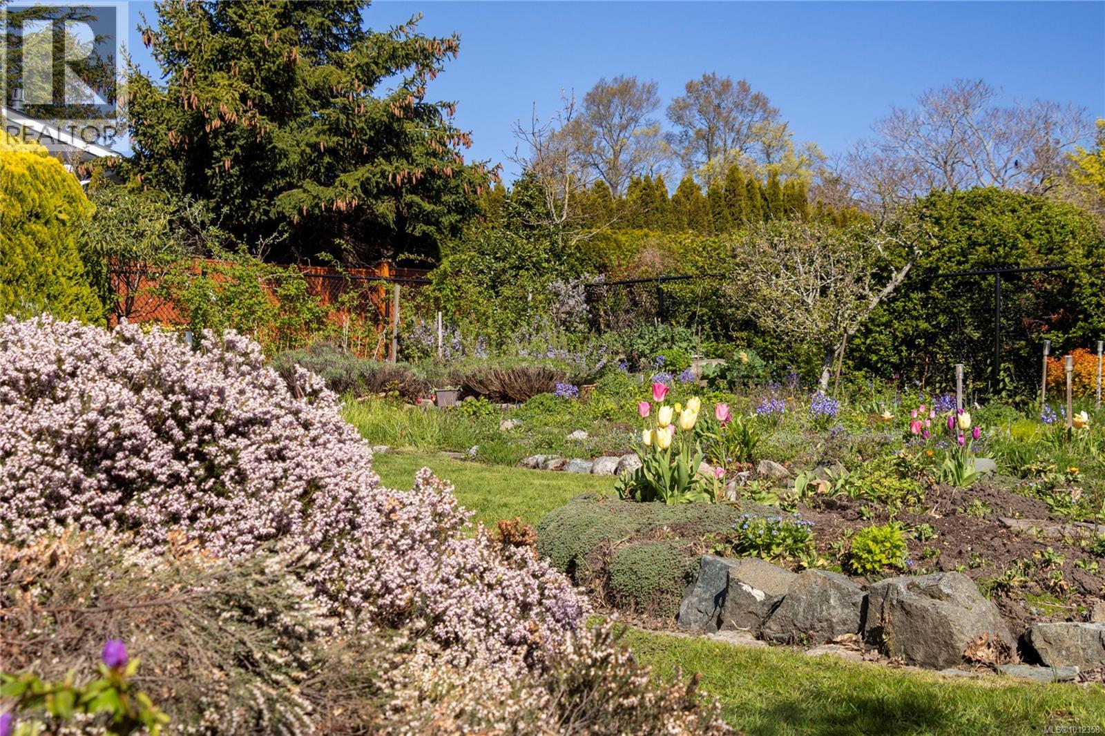 Photo 44 of 2650 Dorset Rd, Oak Bay BC