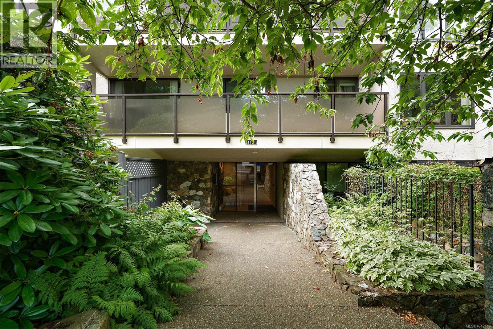 Photo 1 of 404 1151 Oscar St, Victoria BC