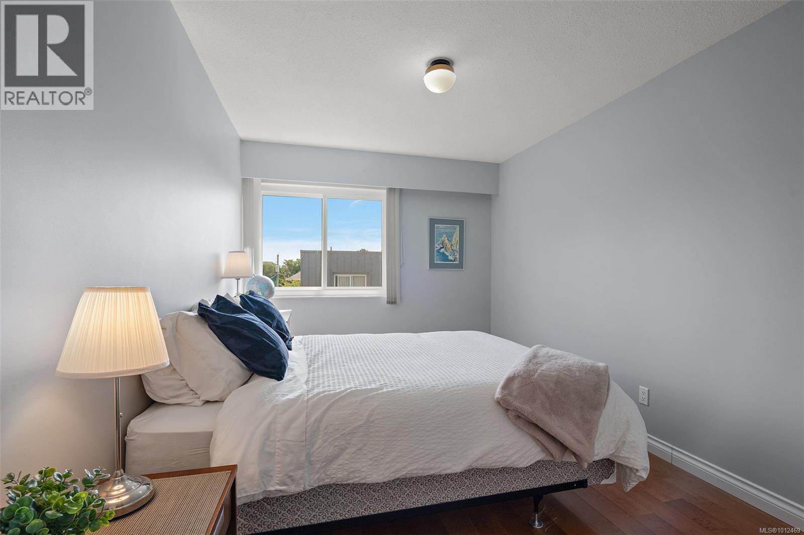 Photo 10 of 404 1151 Oscar St, Victoria BC