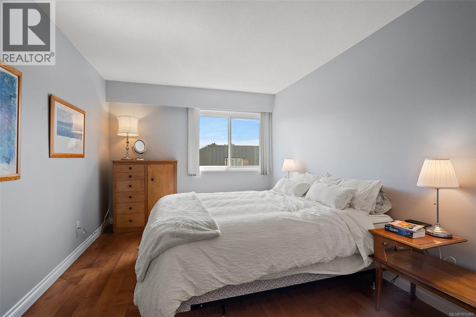 Photo 12 of 404 1151 Oscar St, Victoria BC