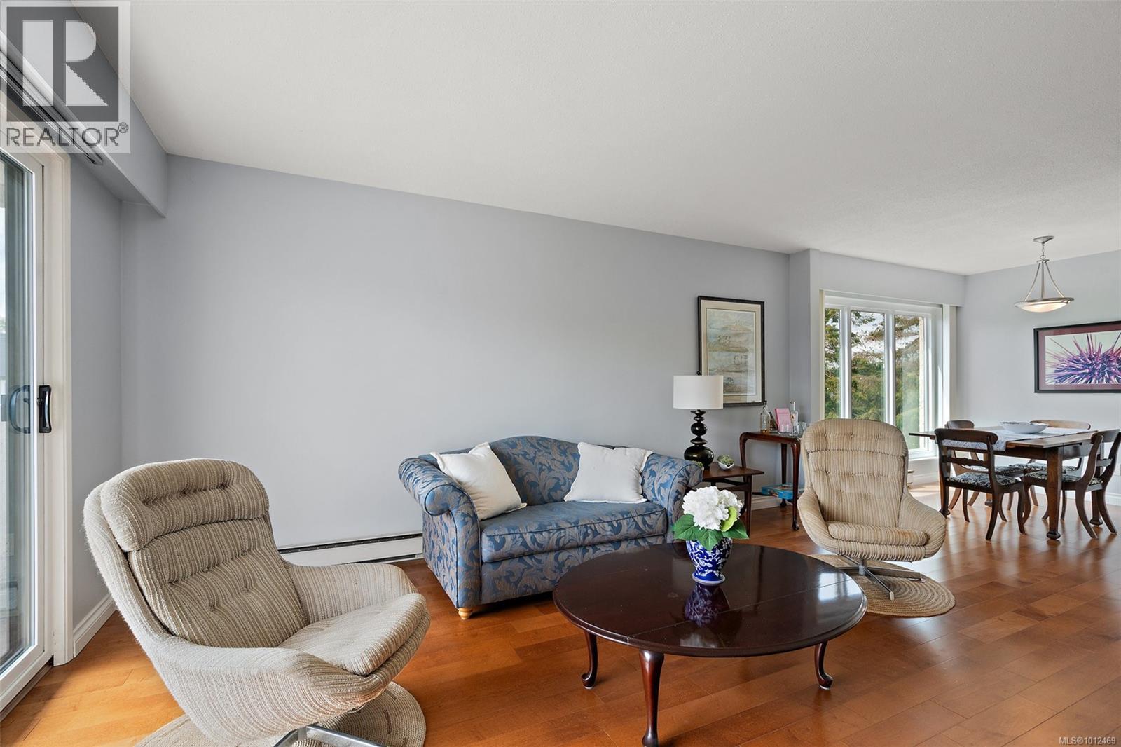 Photo 3 of 404 1151 Oscar St, Victoria BC