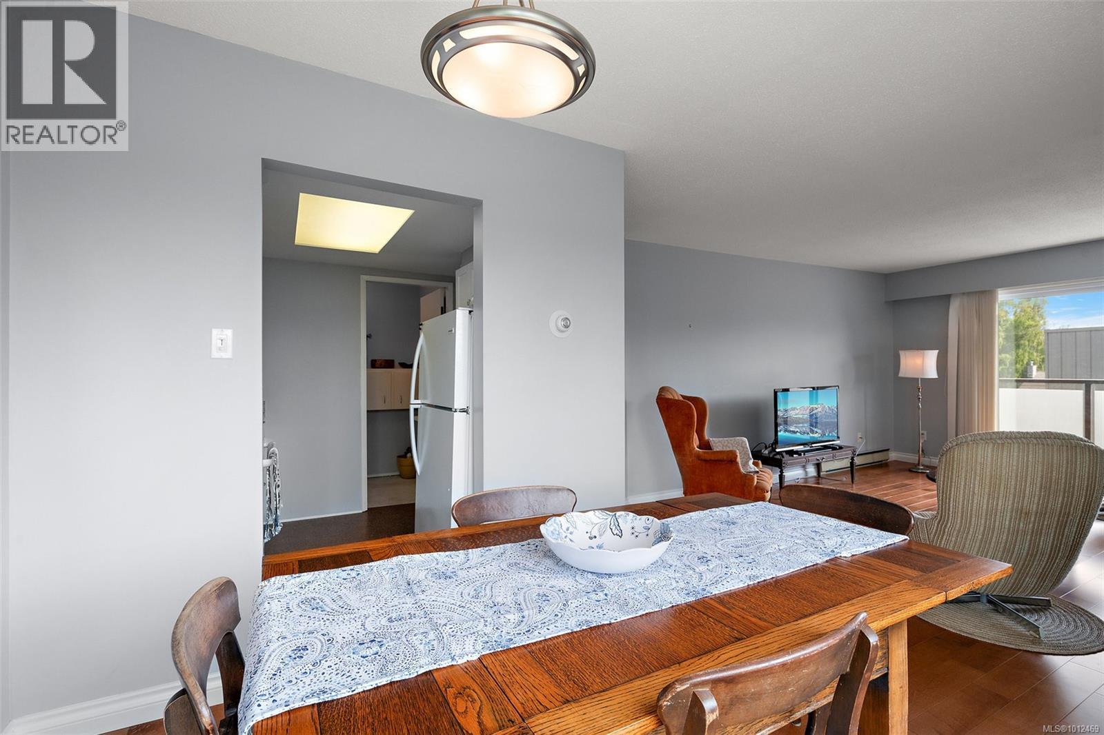 Photo 8 of 404 1151 Oscar St, Victoria BC