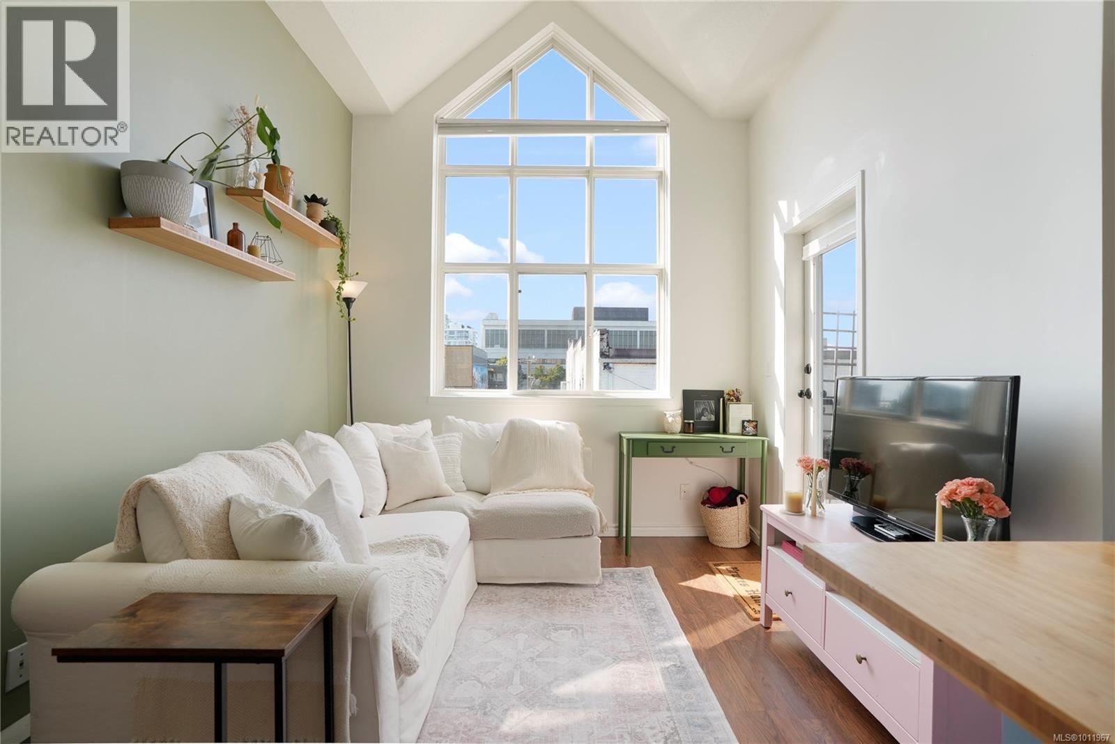Photo 2 of 407 827 North Park St, Victoria BC