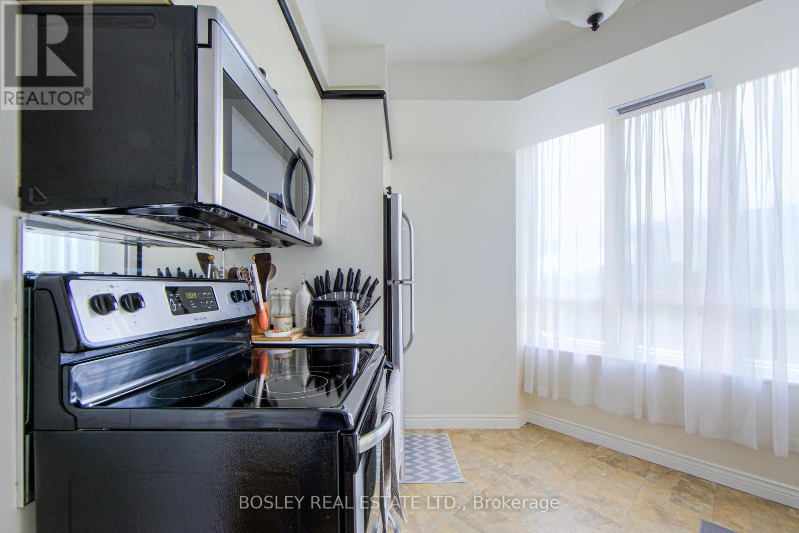 Photo 10 of 310 2285 Lake Shore Boulevard W, Toronto ON