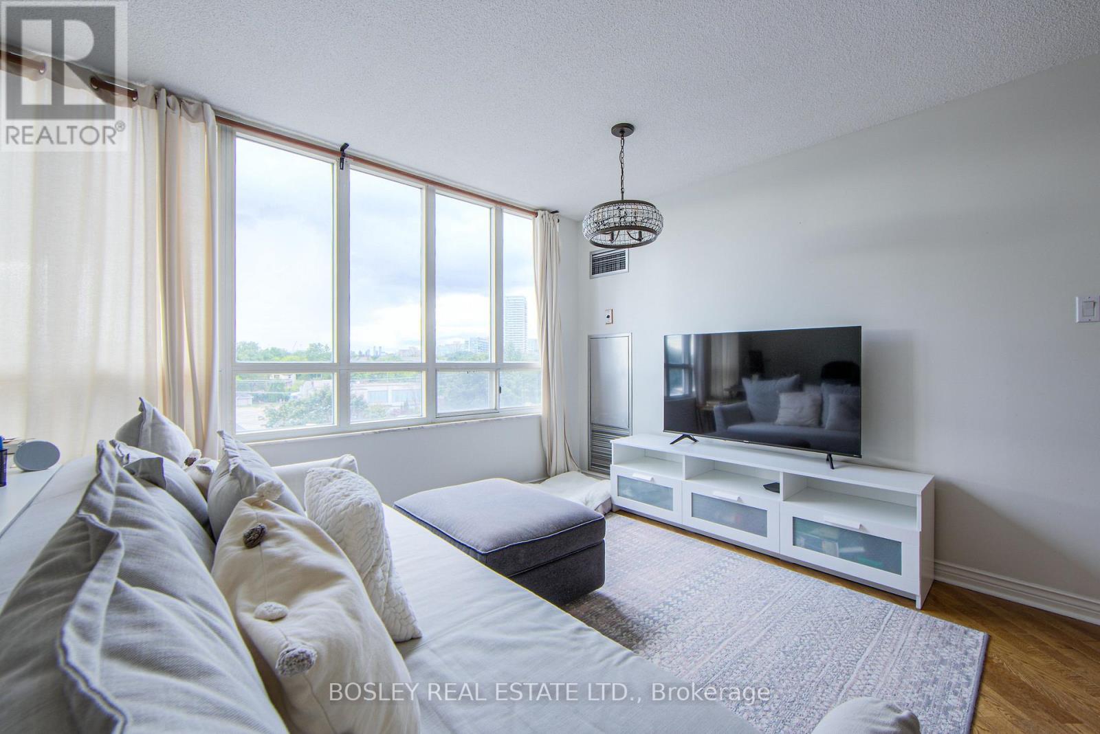 Photo 8 of 310 2285 Lake Shore Boulevard W, Toronto ON