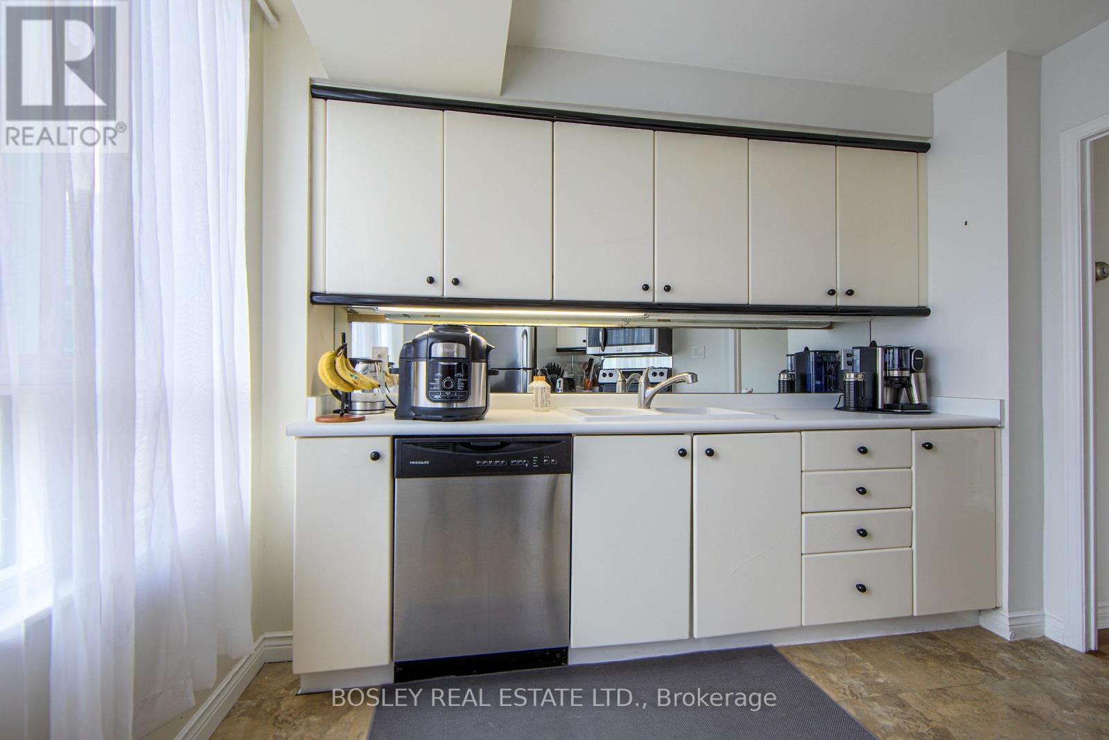 Photo 9 of 310 2285 Lake Shore Boulevard W, Toronto ON