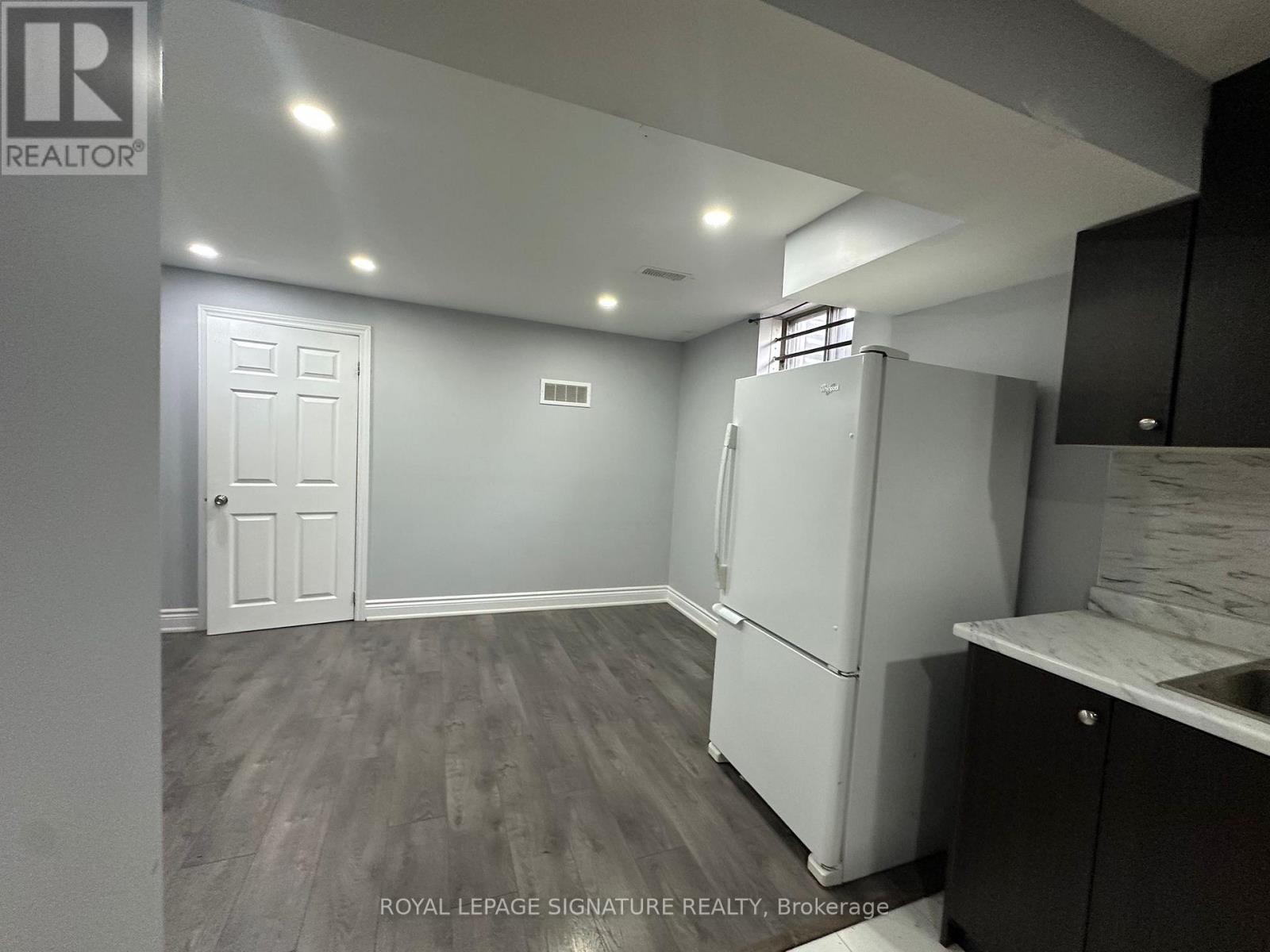 #115 16 LITCHFIELD COURT - 18