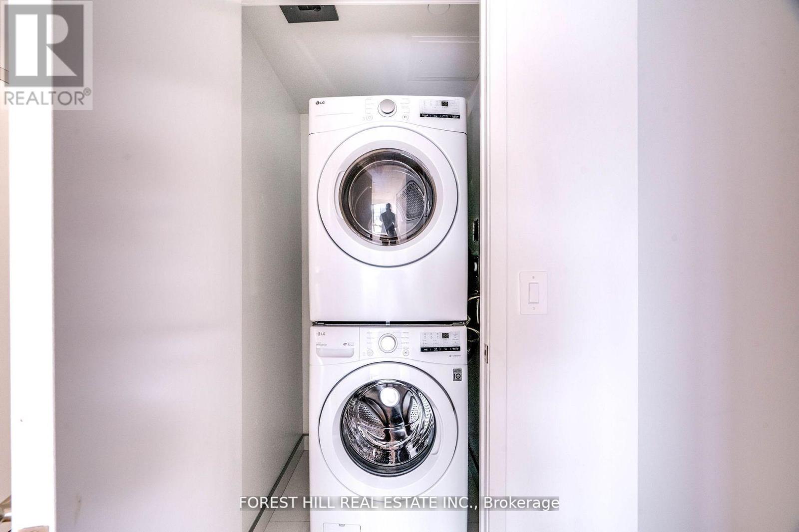 Photo 20 of 401 2720 Dundas Street W, Toronto ON