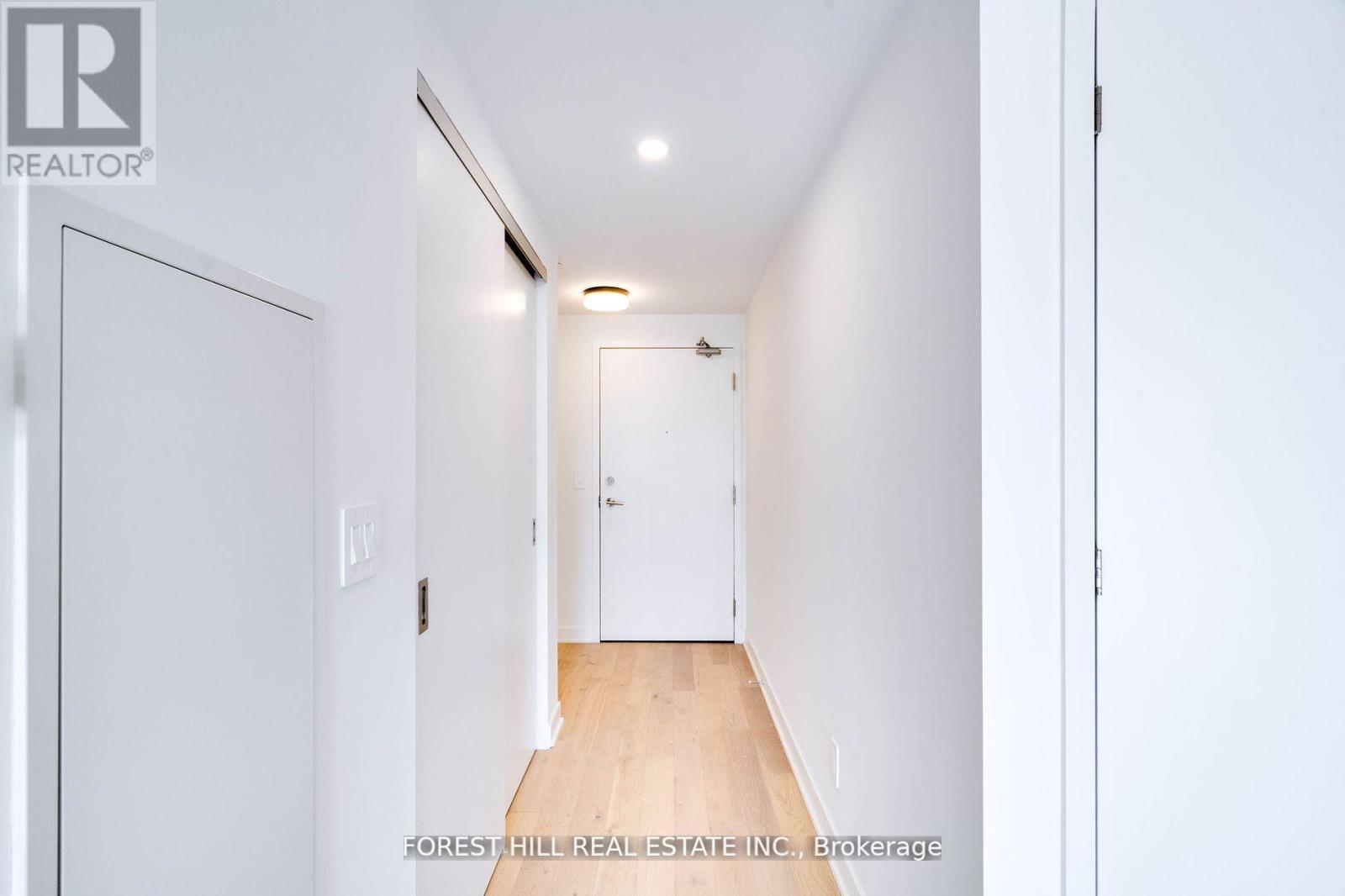 Photo 4 of 401 2720 Dundas Street W, Toronto ON