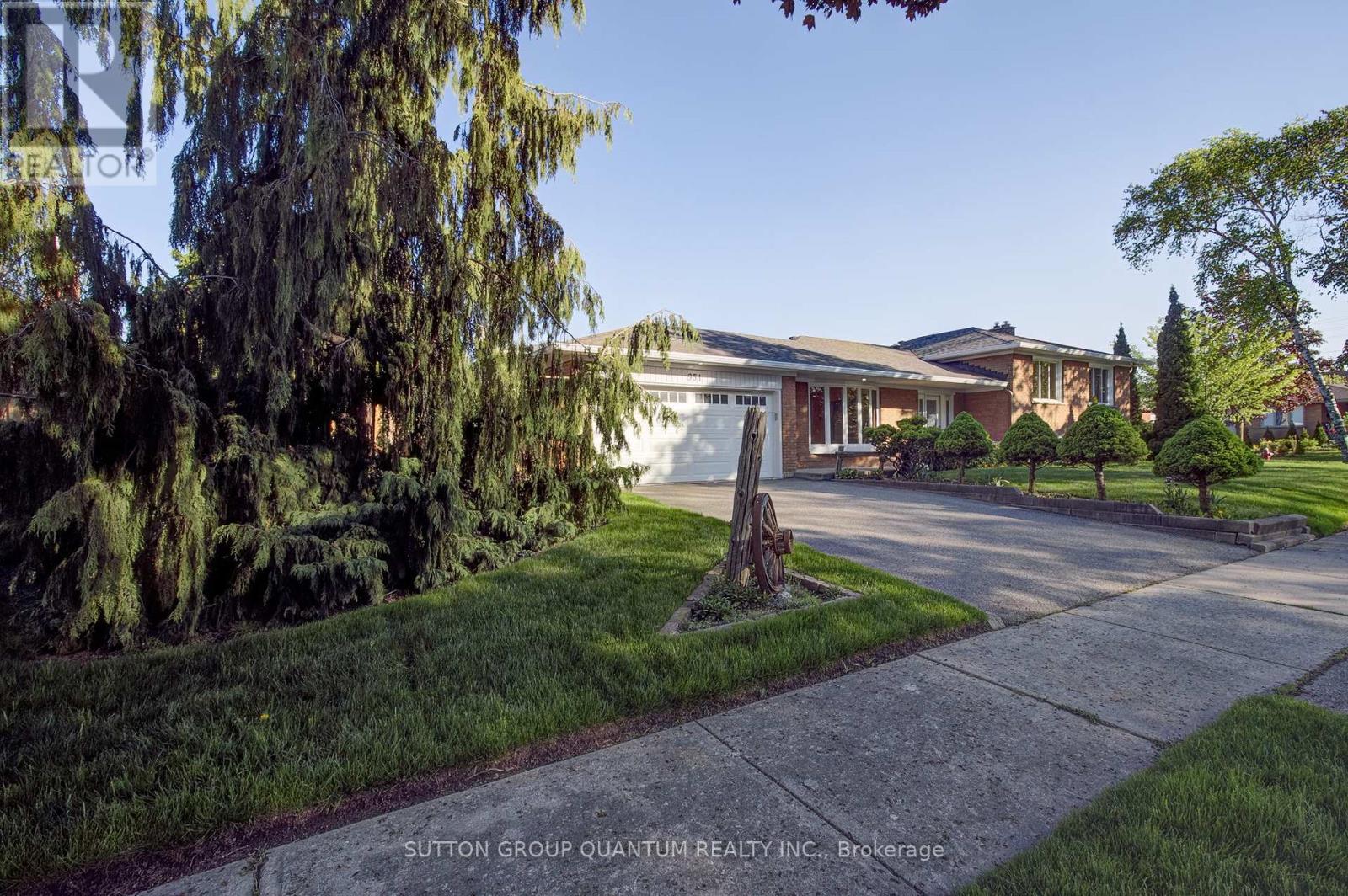 Photo 3 of 951 Streamway Crescent, Mississauga ON
