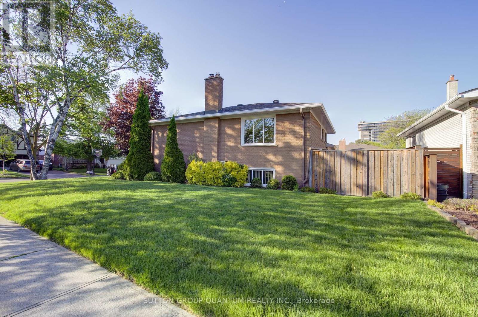 Photo 4 of 951 Streamway Crescent, Mississauga ON